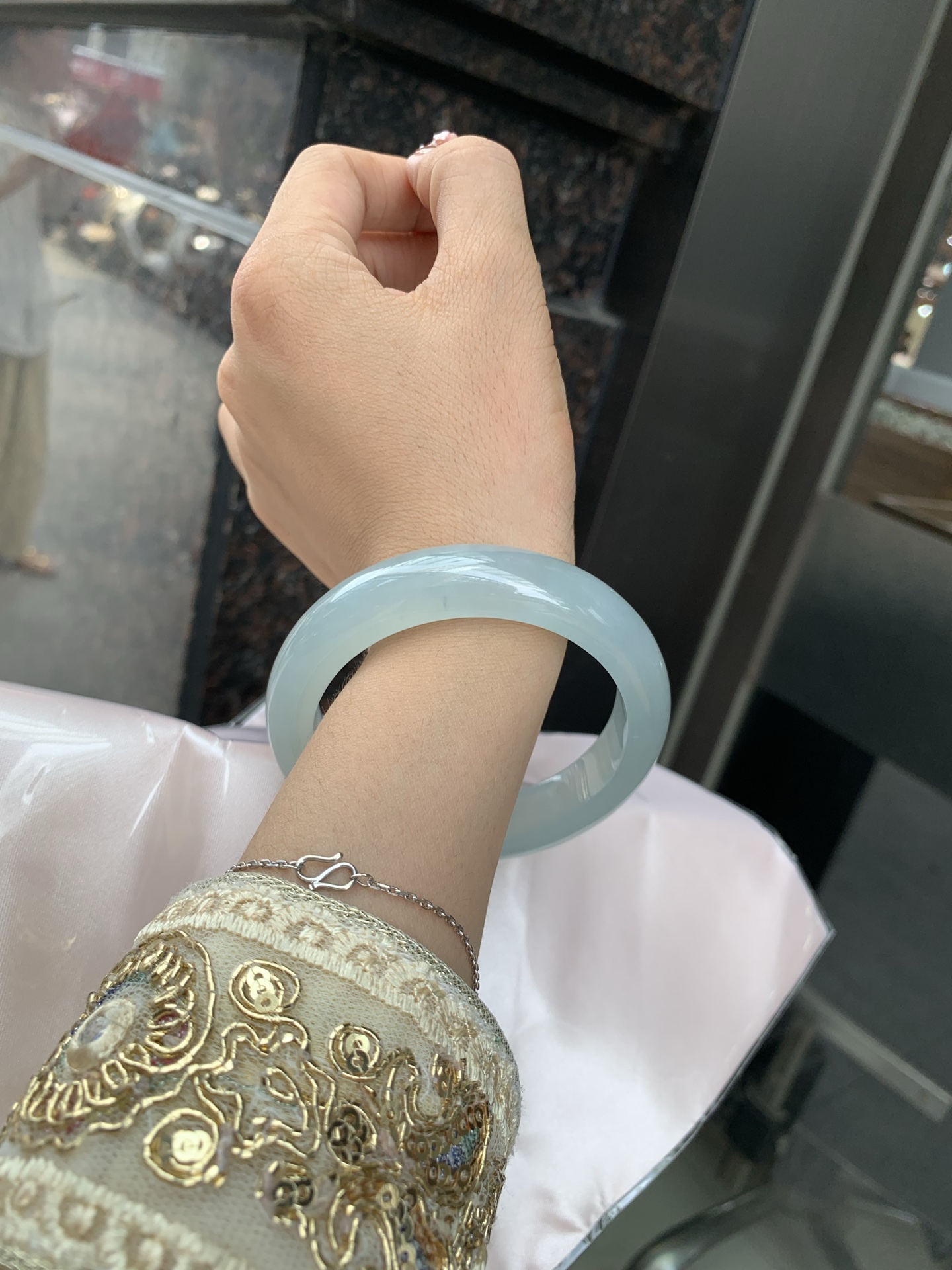 冰晴绿宽版正圈 0605-N903 无裂，底妆冰胶十足，满圈晴绿均匀分布，像初春嫩芽落入清泉，均匀柔和，抬眼就是一片宁静感
