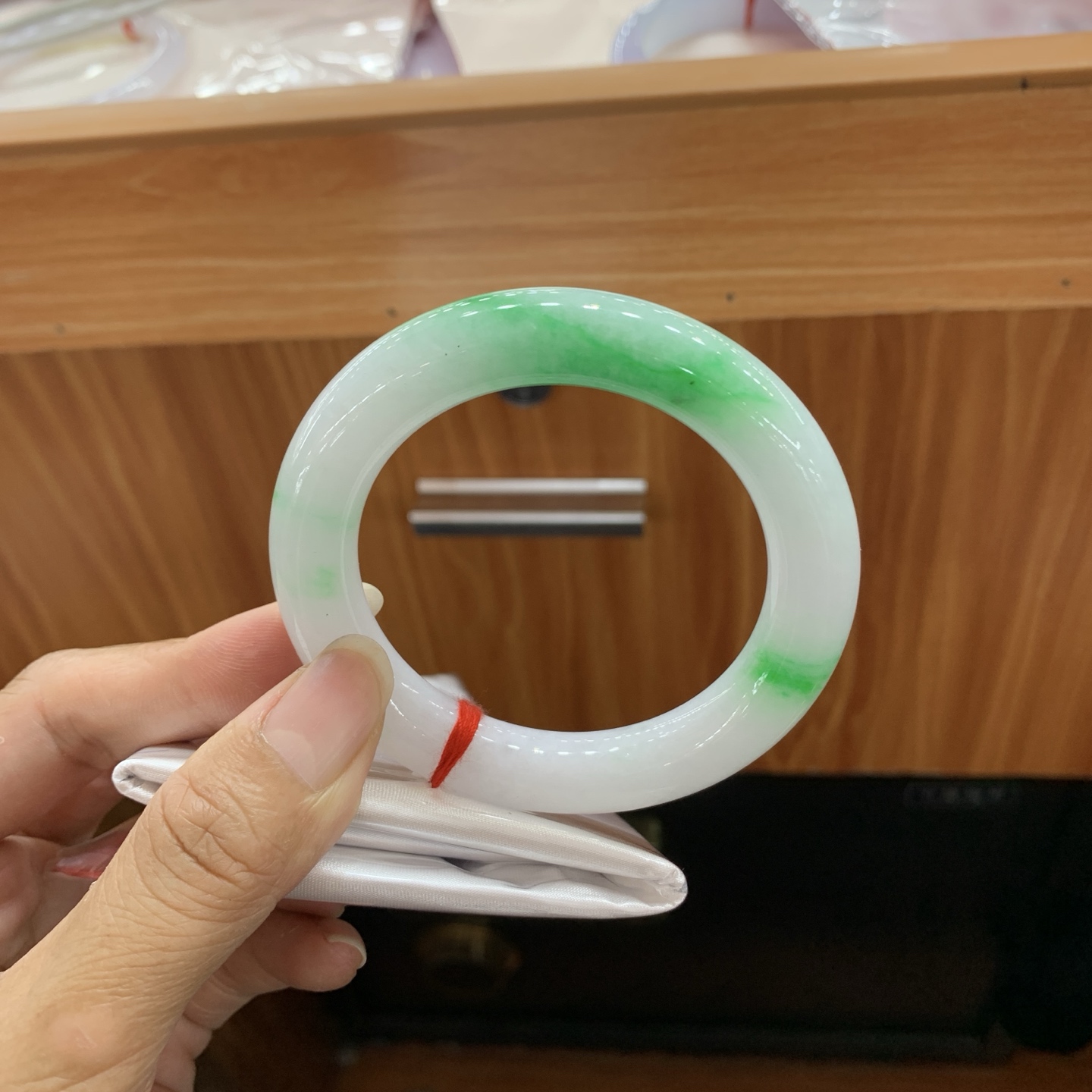 白底青飘绿圆条翡翠手镯 53.4-11.3-11.1