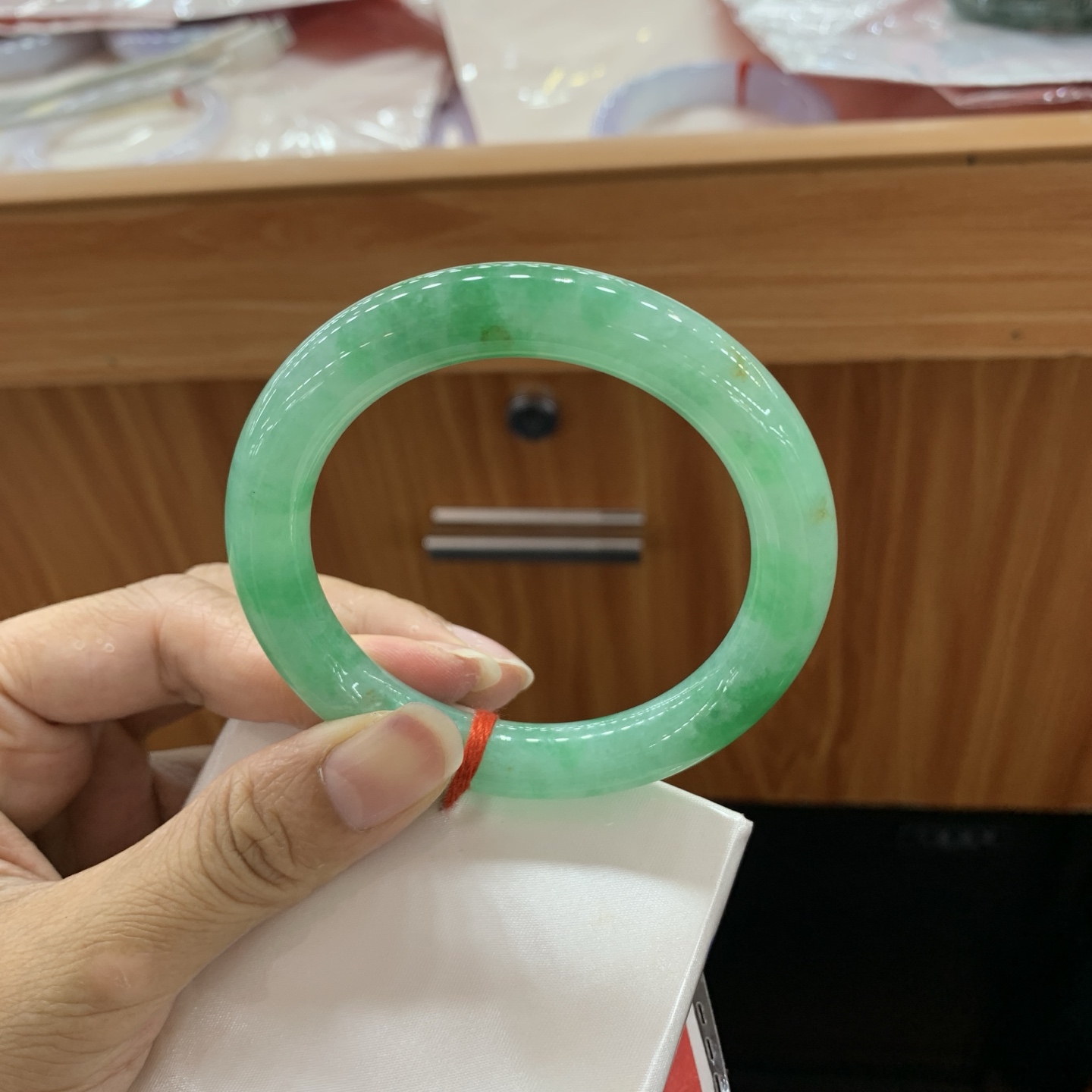 060436JM 飘绿圆条翡翠手镯 53.8-10