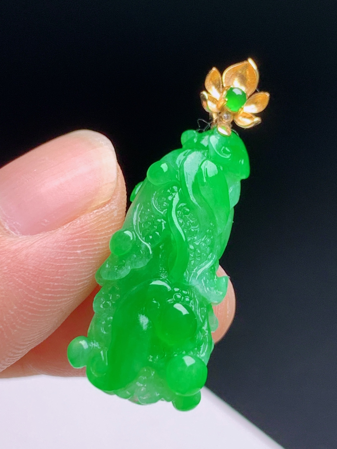 冰辣绿白菜吊坠 满色正阳绿玉质细腻凝润，立体雕琢百财白菜，金镶莲花绿珠扣头 520603，12