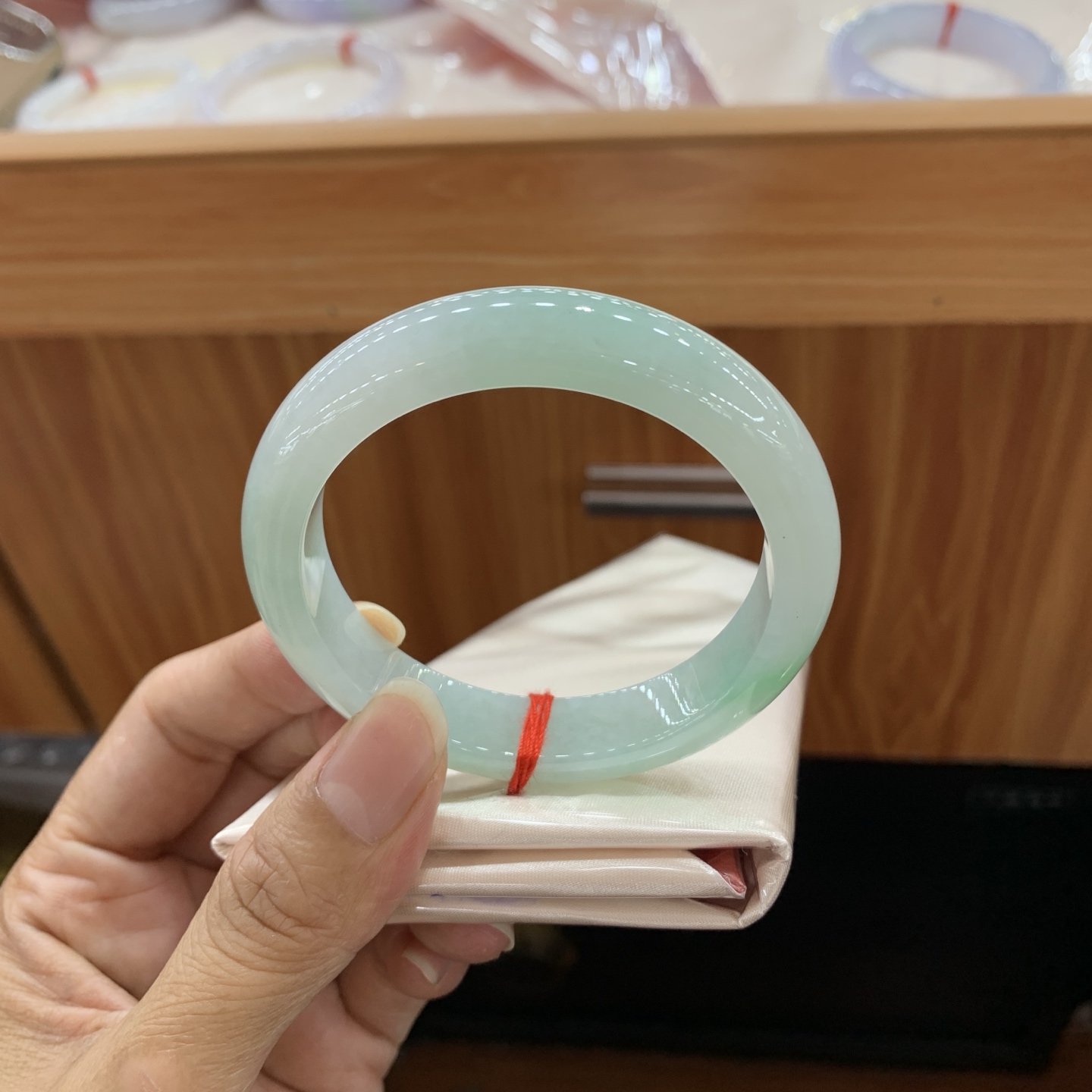 060407MMJ 飘绿正圈翡翠手镯 54.6-12.1-8.4