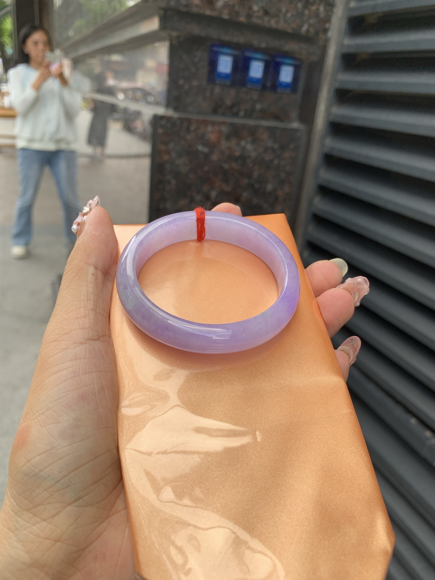 0605-N900，打灯细纹，底妆水润，满圈吸睛抢眼，浪漫迷人，仙气飘飘，优雅高贵显气质，感满满，满满底色均匀不失色，不同光线不一样视觉感受
