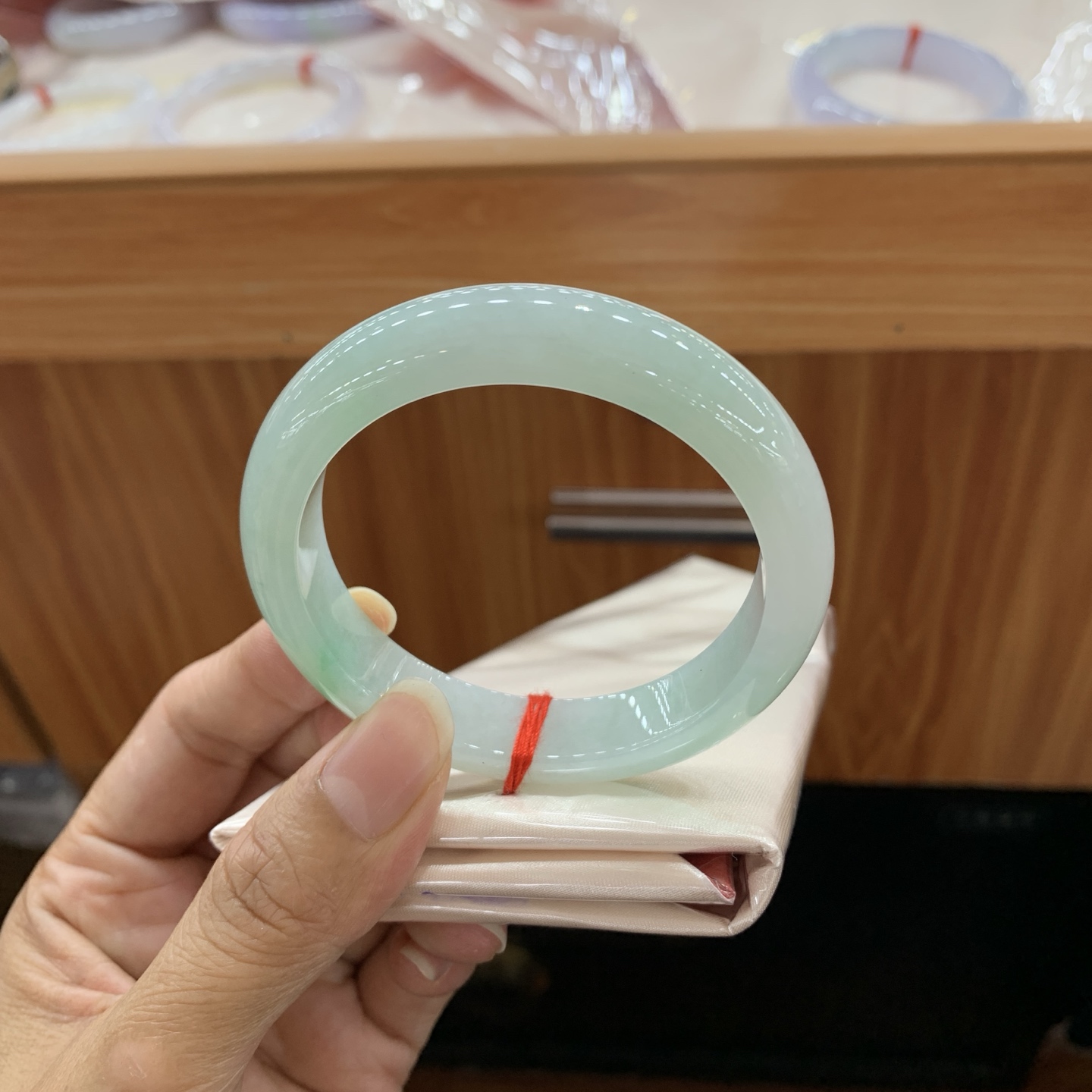 060407MMJ 飘绿正圈翡翠手镯 54.6-12.1-8.4
