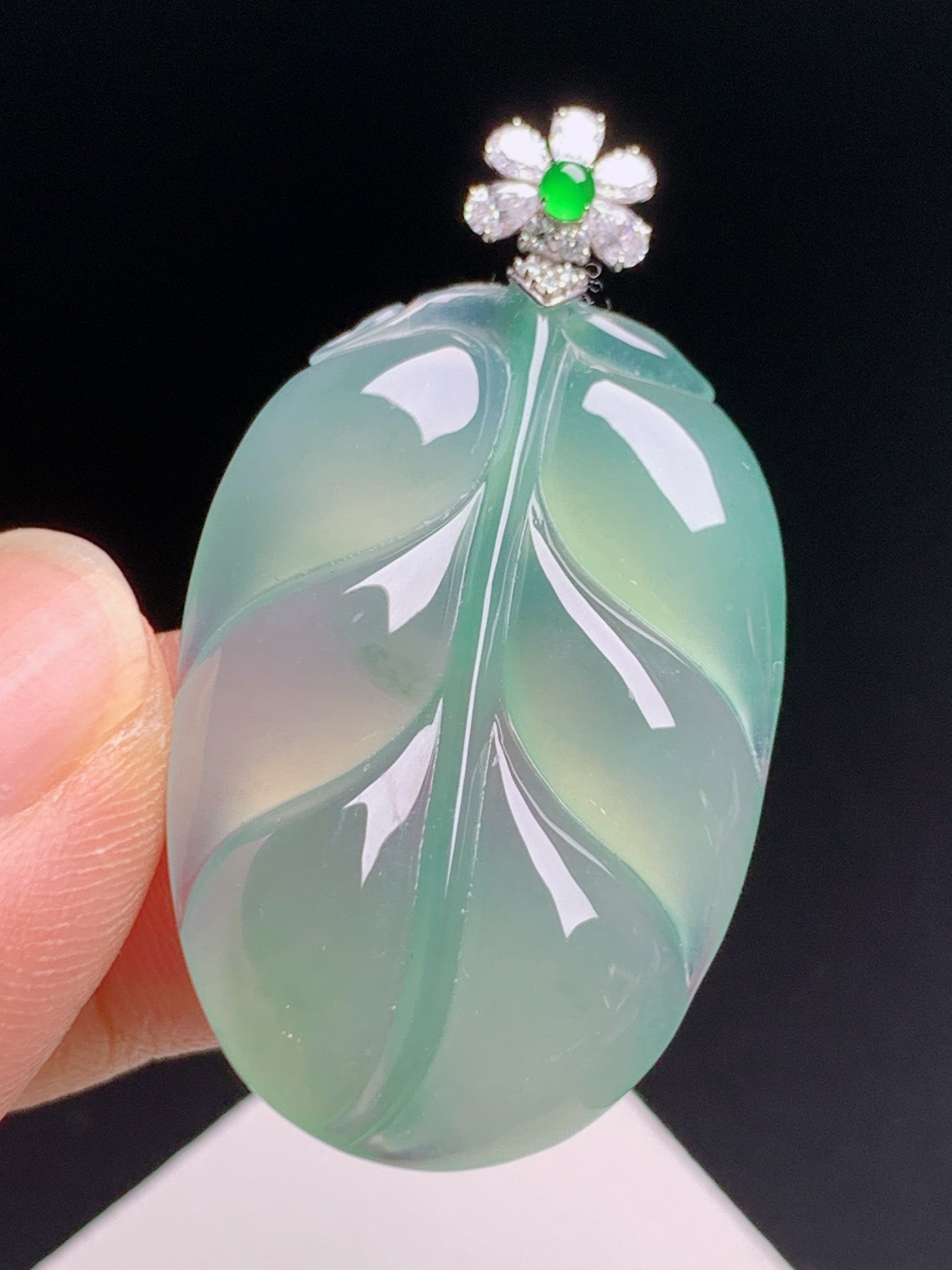 晴绿树叶吊坠 晴水底冰润起荧光，胶感饱满，金钻镶正阳绿顶珠 5306