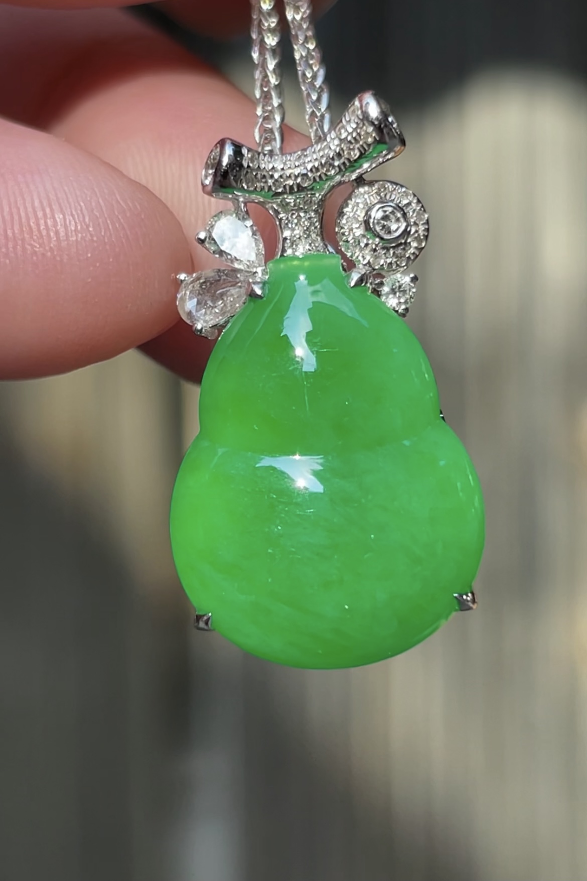 ️【高冰阳绿，葫芦】饱满， 厚装，通透水润，玉质细腻，翠色鲜艳，18k金奢华钻石镶嵌️，17-13.1-3.7