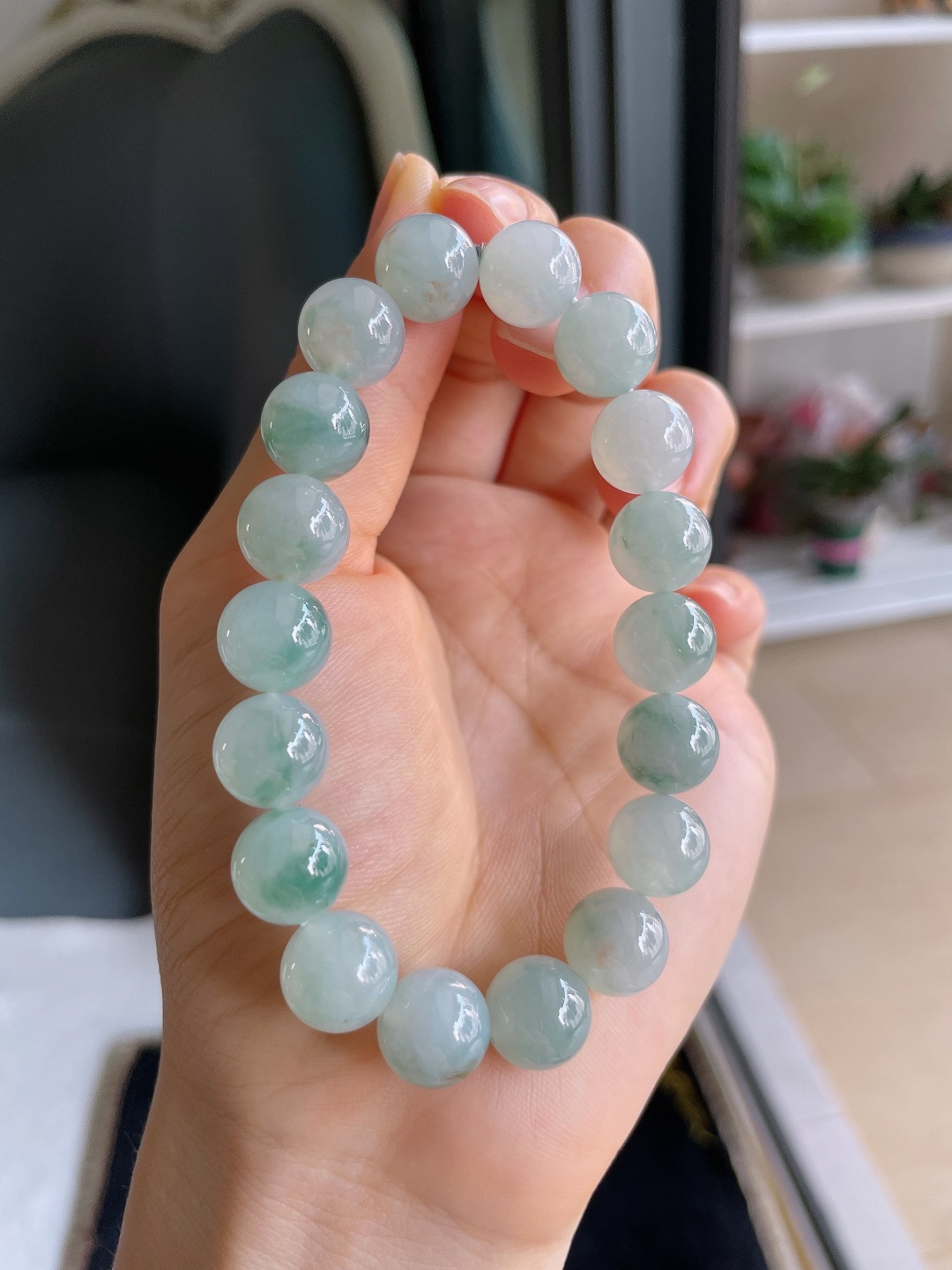 天然翡翠A货，冰飘花手串，尺寸：10.8mm。【编3358】