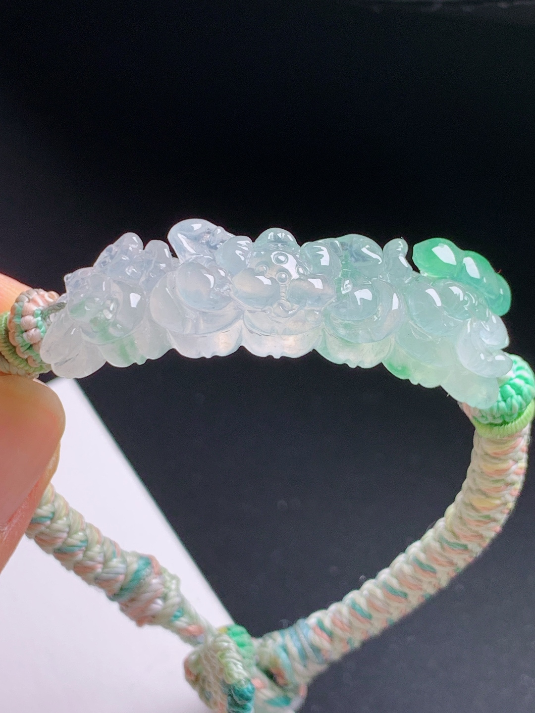 ️ 冰种飘绿莲花手牌，冰透飘翠雕工细腻，手工编绳温婉别致 裸石43.3-11.5-9.6 530604