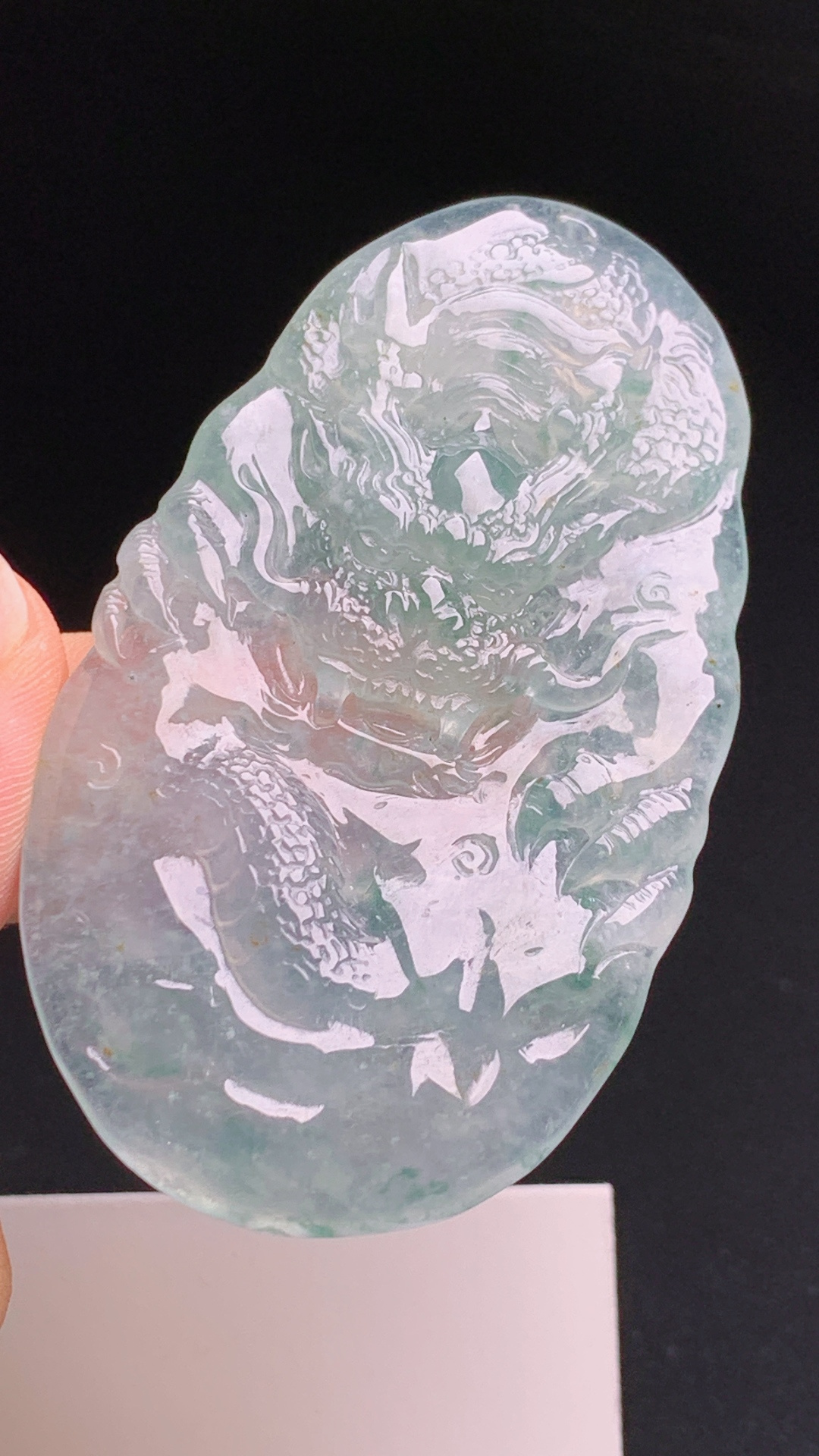 冰润起胶飘翠写意，精工浮雕龙腾显贵招财