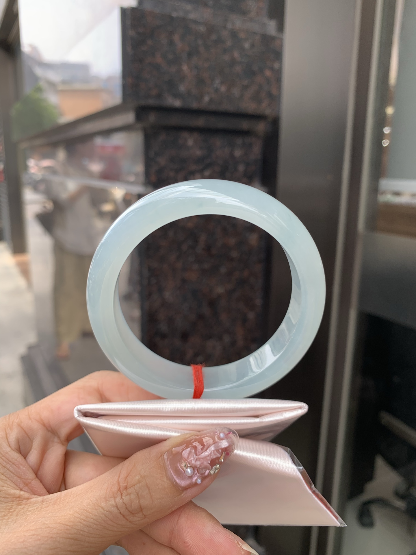 冰晴绿宽版正圈 0605-N903 无裂，底妆冰胶十足，满圈晴绿均匀分布，像初春嫩芽落入清泉，均匀柔