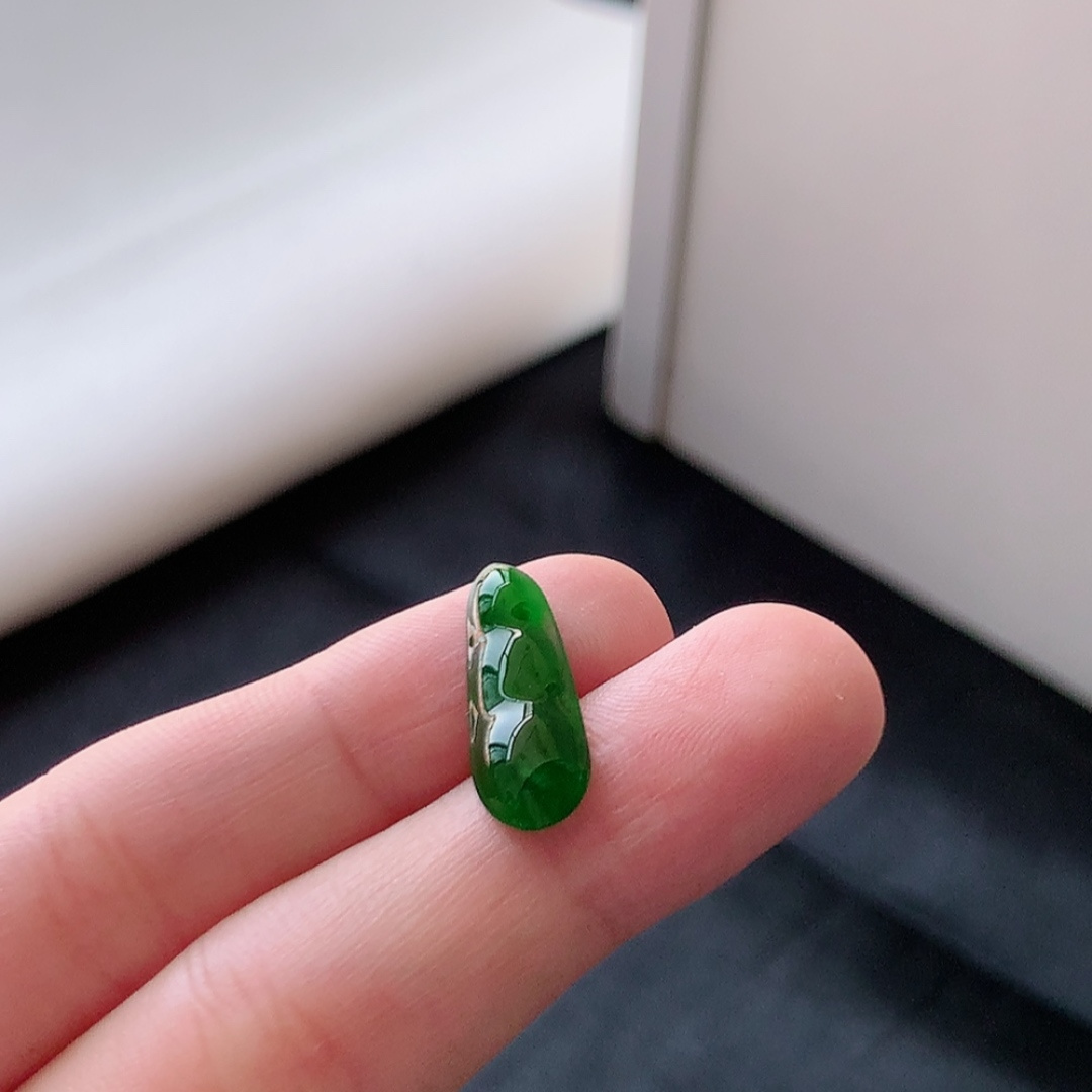 冰阳绿福豆挂件。色阳色艳，种老无裂水润，饱满肉厚，佩戴清新优雅 货号90604，20.0-7.3-2.3
