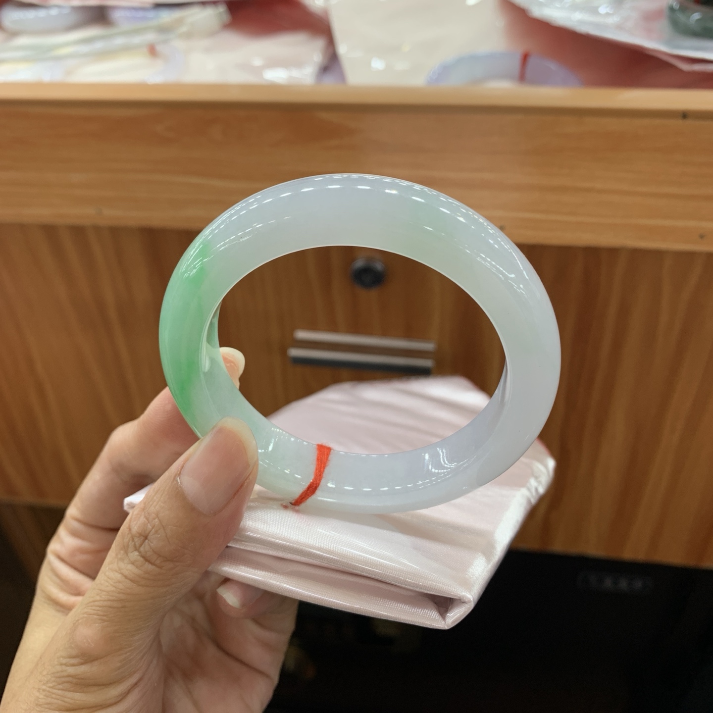 060435GX 飘绿正圈翡翠手镯 58-12.8-10.2