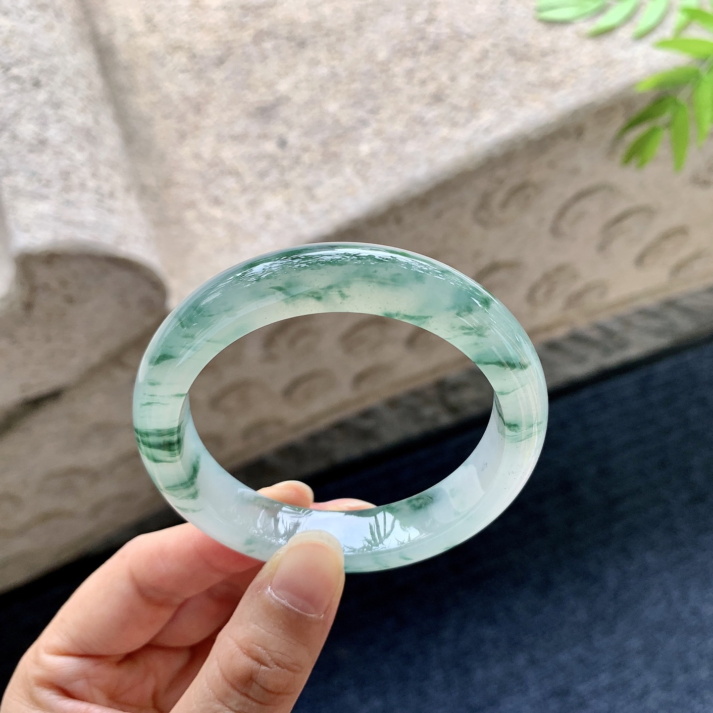 正圈52 53【圈口】53.4/12/8【编码】A1060629【描述】冰糯飘花，水润，种老，细腻，打灯有棉絮