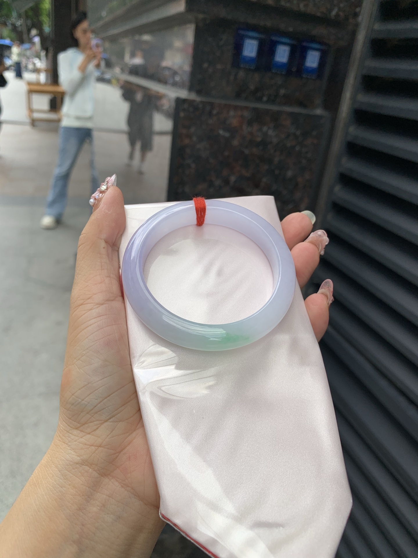 淡春彩正圈 0605-N906 无裂，底妆水润细腻，淡淡粉底与绿花搭配，宛如春天的繁华。在岁月的长河流转中绽放着独特的魅力，气质温婉而迷人。
