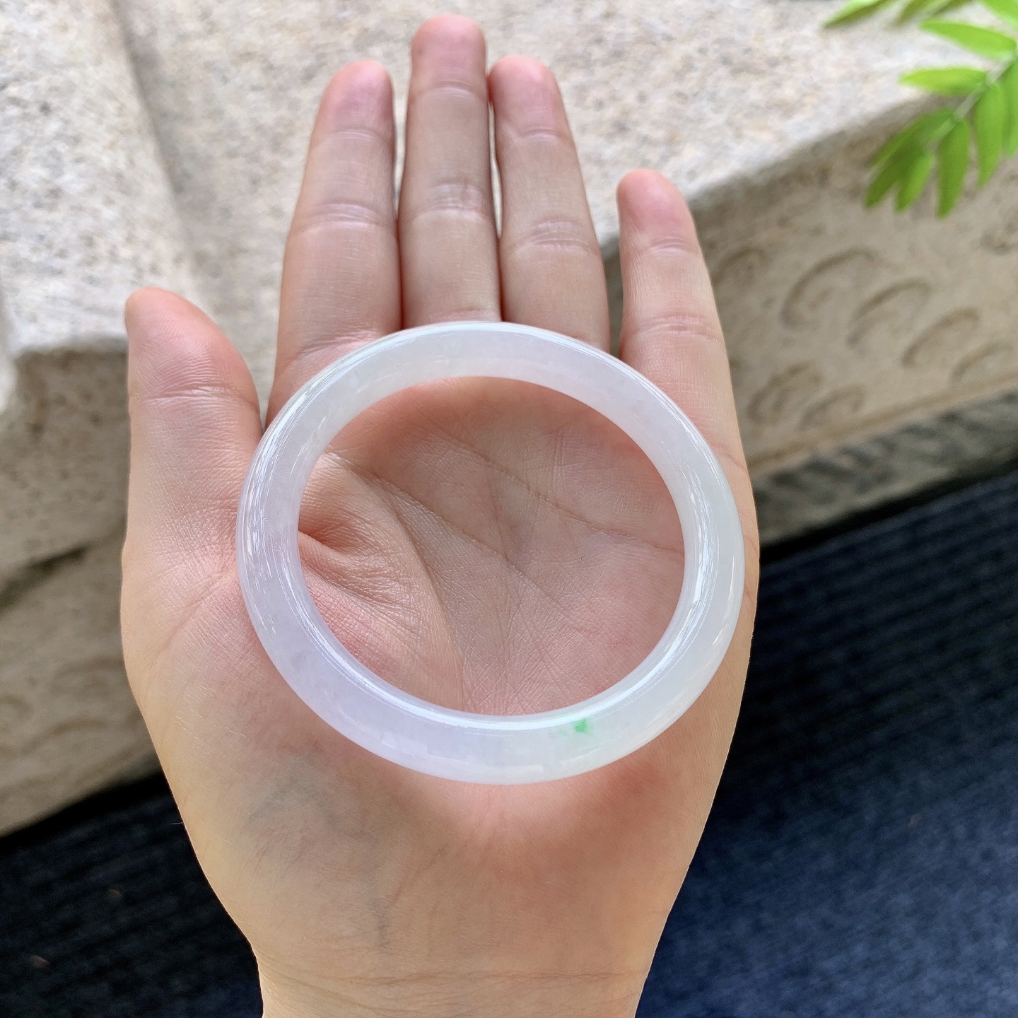 圆条49 50，圈口50.7/7.7/7.5，编码B2081393，糯冰春彩，水润，种老，细腻，打灯