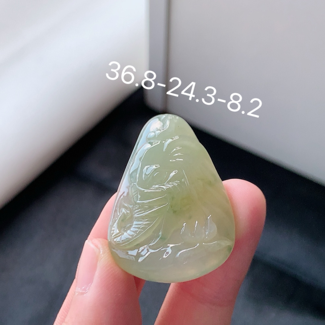 冰黄挂件 色系艳丽，料子冰润细腻，品相喜悦，佩戴优雅灵气 货号33603，36.8-24.3-8.2