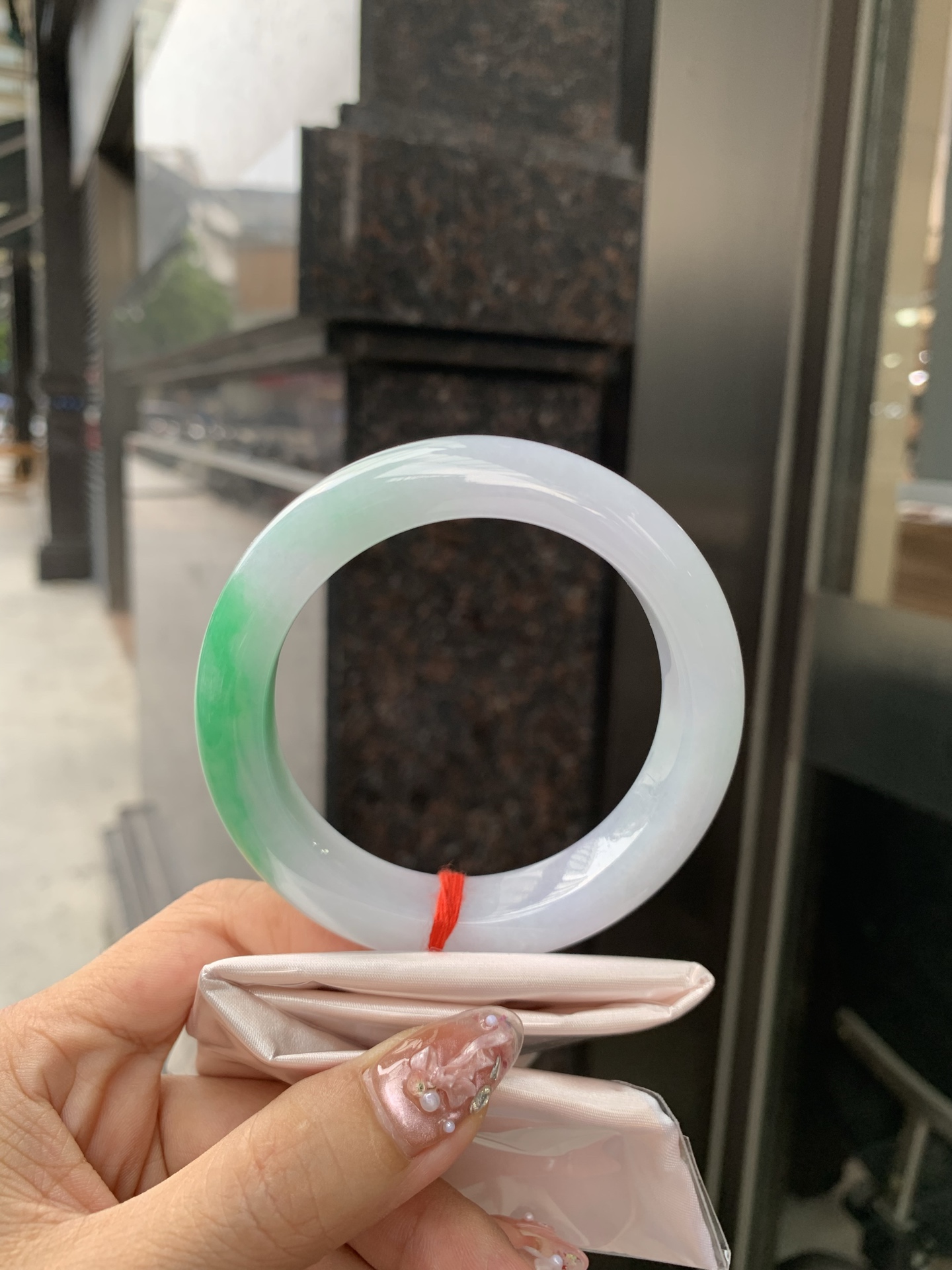 阳绿白底青正圈 59-10.3-13.7 0606-N913-1 打灯细纹，底妆冰润，一节阳绿花，点缀腕间风华，干净纯净的底色上，一抹翠色肆意流淌，宛如春日里的繁华盛景