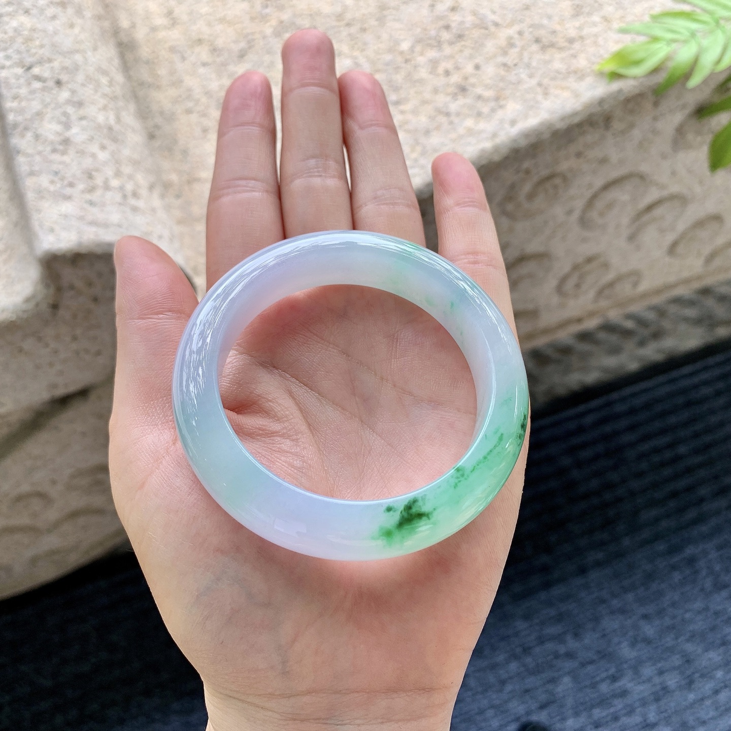 正圈 圈口52.8/13/9 编码HT060739 描述冰糯春彩，飘绿，水润，种老，细腻，无裂