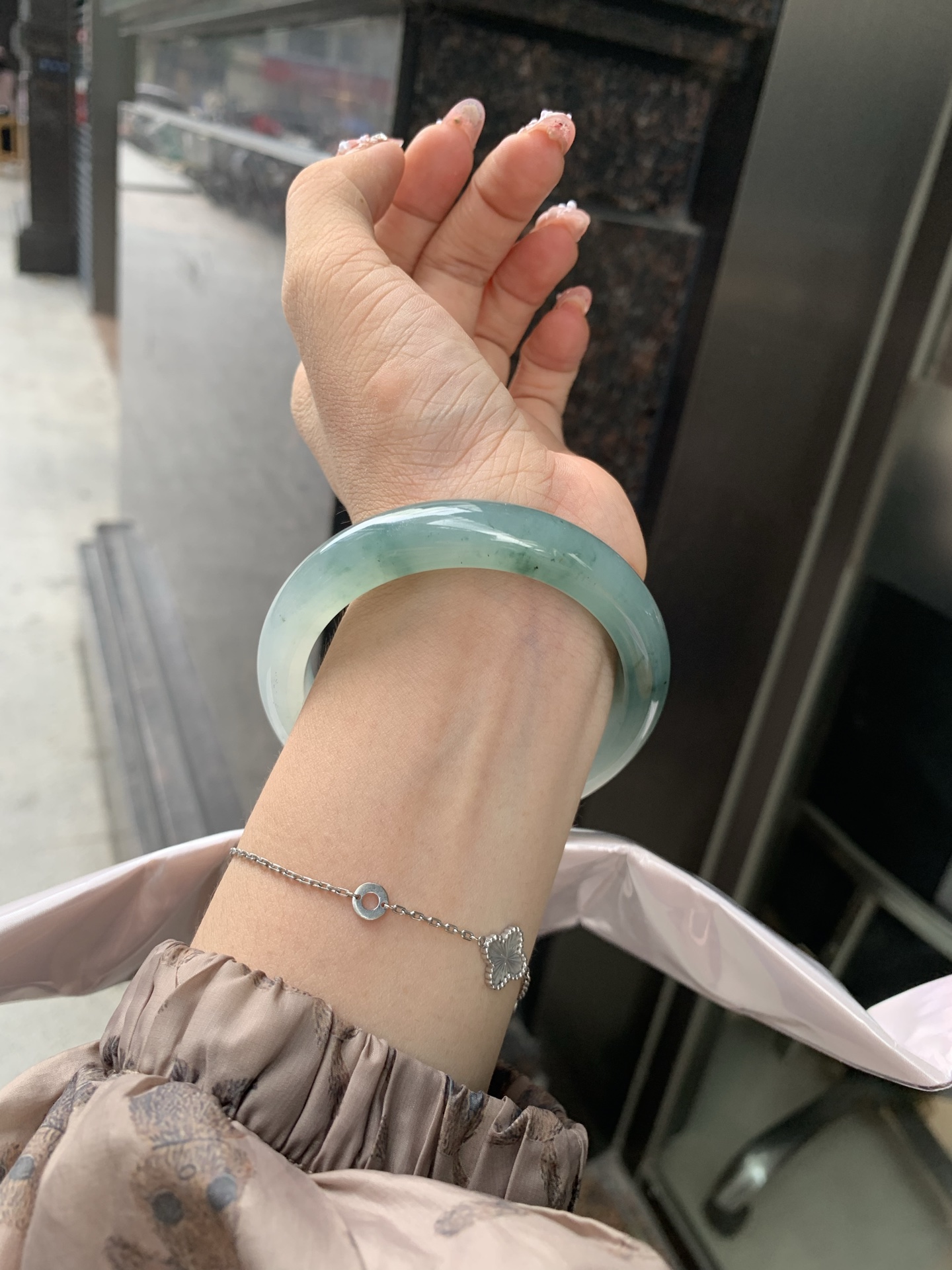 蓝底冰飘花正圈 56.7-8.4-11.7 0606-SJ-112-3 打灯细纹，底妆冰润，蓝底飘花，半山半水，独特且直观的美，它的冰透细腻质地，成就了两种风格融合下最原始神秘气质～