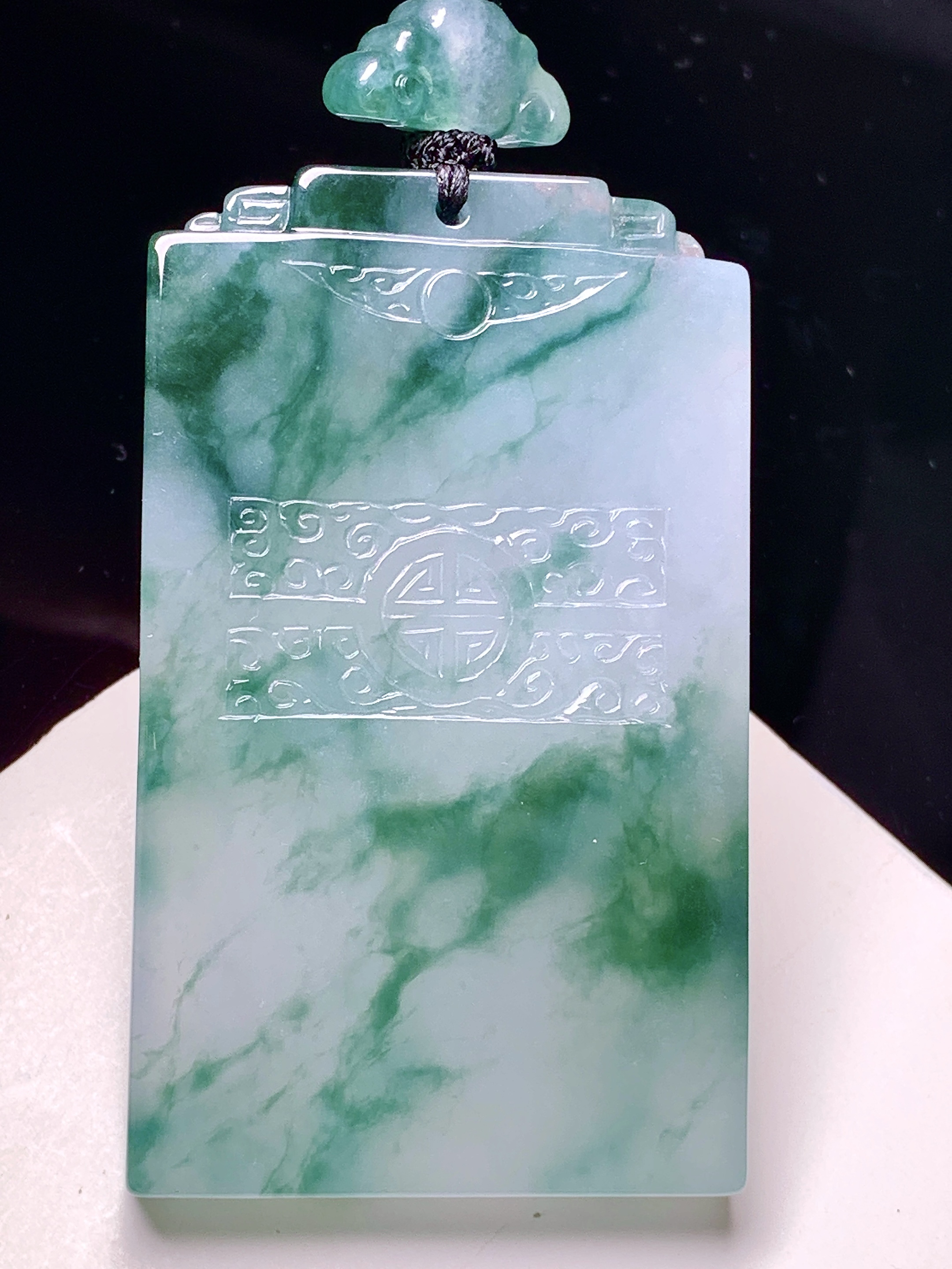 飘蓝花无事牌吊坠 玉质细腻 色泽艳丽清新 整体尺寸58*34.2*6.3 L1