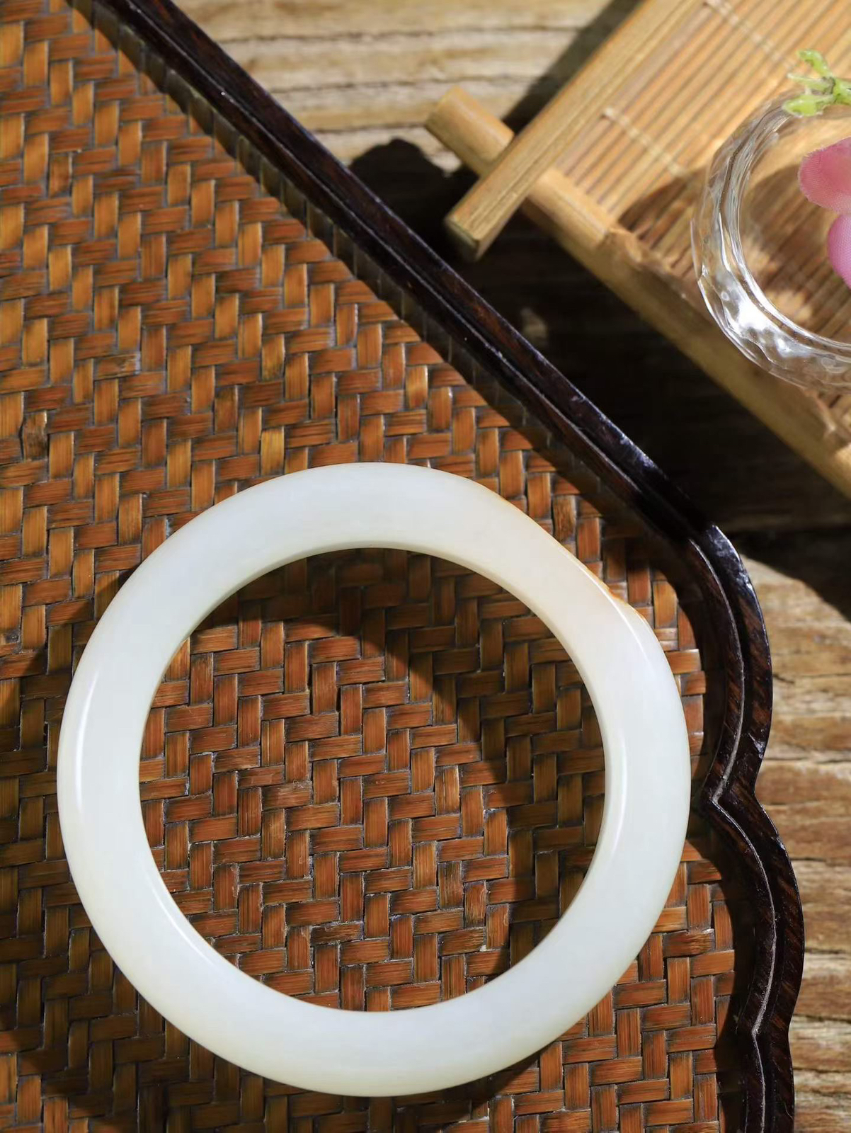 【一见钟情·手镯】

新疆和田籽料手镯。镯型饱满，温润细腻，脂润沁香。️执一卷书，沏一盏茶，着一袭裙，戴一只镯。淡淡浅笺，素心若兰，静赏玉中诗画。悠悠岁月，芊手轻摘，盛满诗样芳华。重61.5克   内径圈口56.5mm 尺寸11.8-9.8mm  FDA-12541604