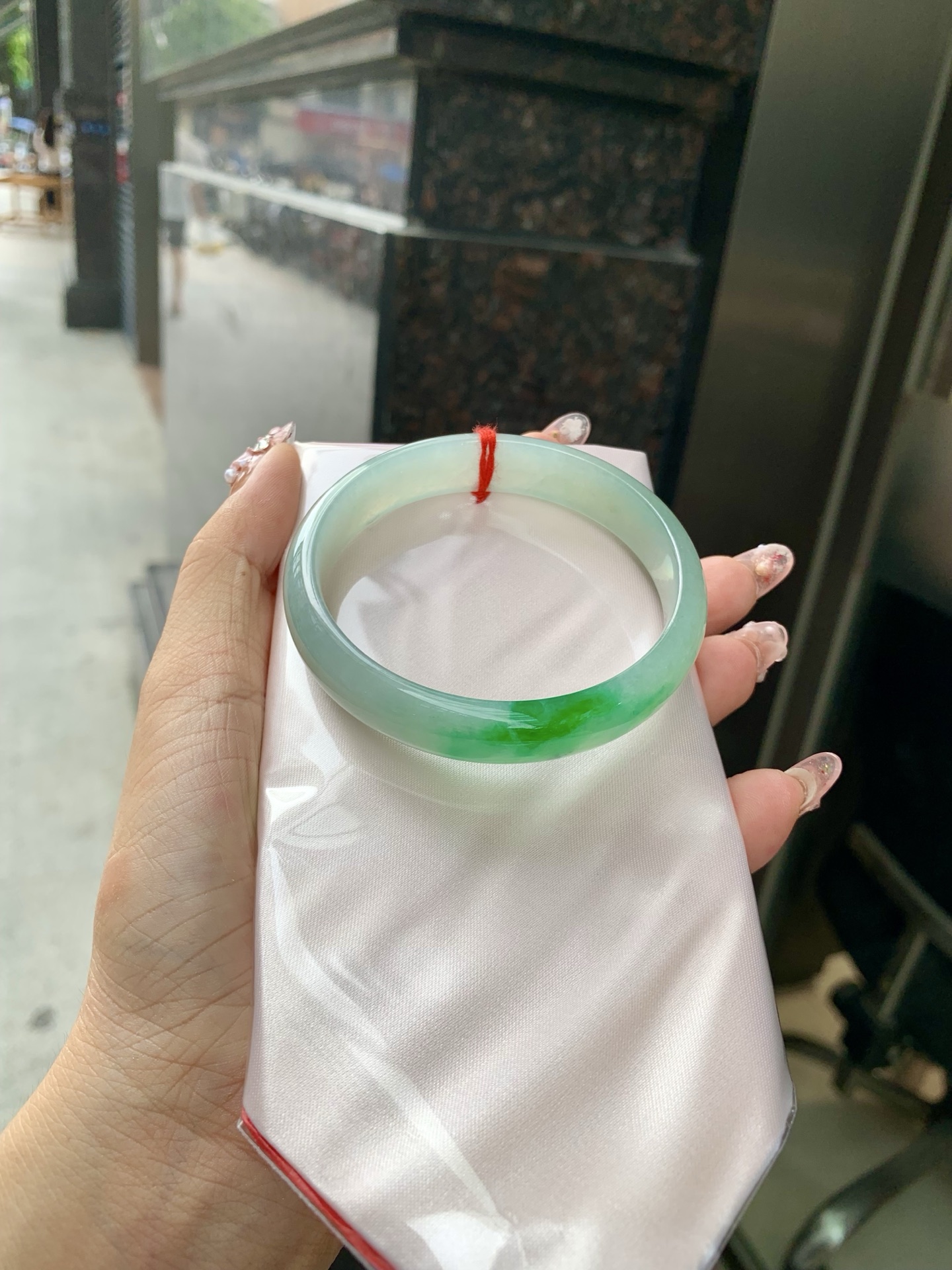 辣绿花正圈 58.3-6.2-12 0606-4A127-2 无裂，底妆水润，一抹辣绿花点缀，镯色生香，腕间之美，水润中透着灵气，仙气缭绕，温婉可人，举手投足间皆是美好