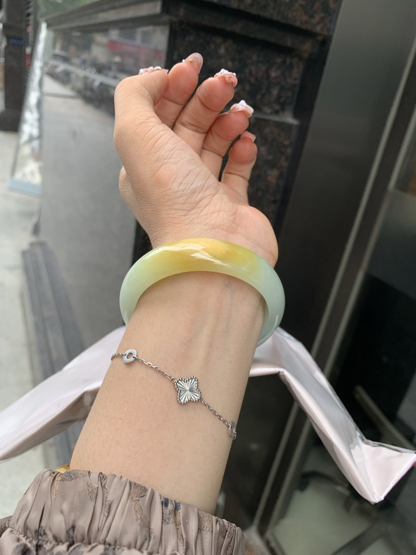 淡晴底黄翡宽版正圈 53.2-6.5-14.8 0606-SJ-117-1 打灯细纹，底妆细腻水润，淡淡的晴底搭配一大截黄翡，明亮吸睛，犹如夕阳洒在湖水上的感觉。