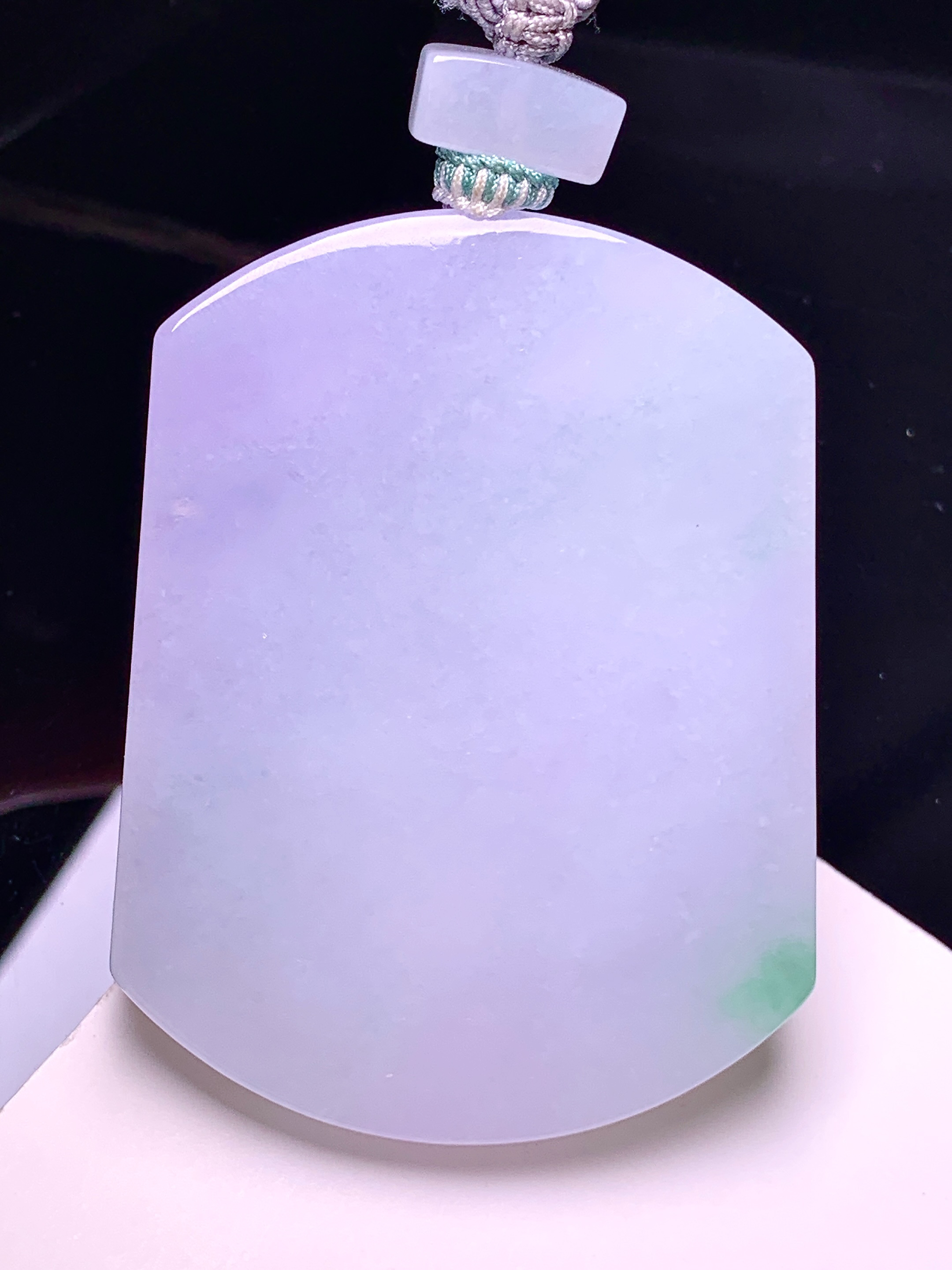 淡紫罗兰飘花无事牌吊坠 玉质细腻 色泽艳丽清新 整体尺寸56.5*43*5.8 a5