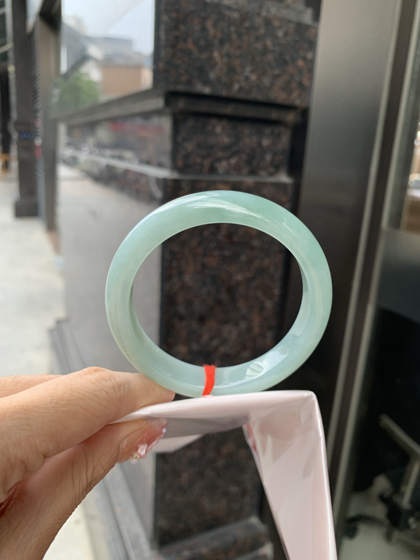 蓝水正圈 56.5-7.9-11.9 0606-SJ-119 无裂，底妆水润细腻，一汪蓝水落玉镯。腕间藏尽山间清泉色，自带静谧清冷氛围感。