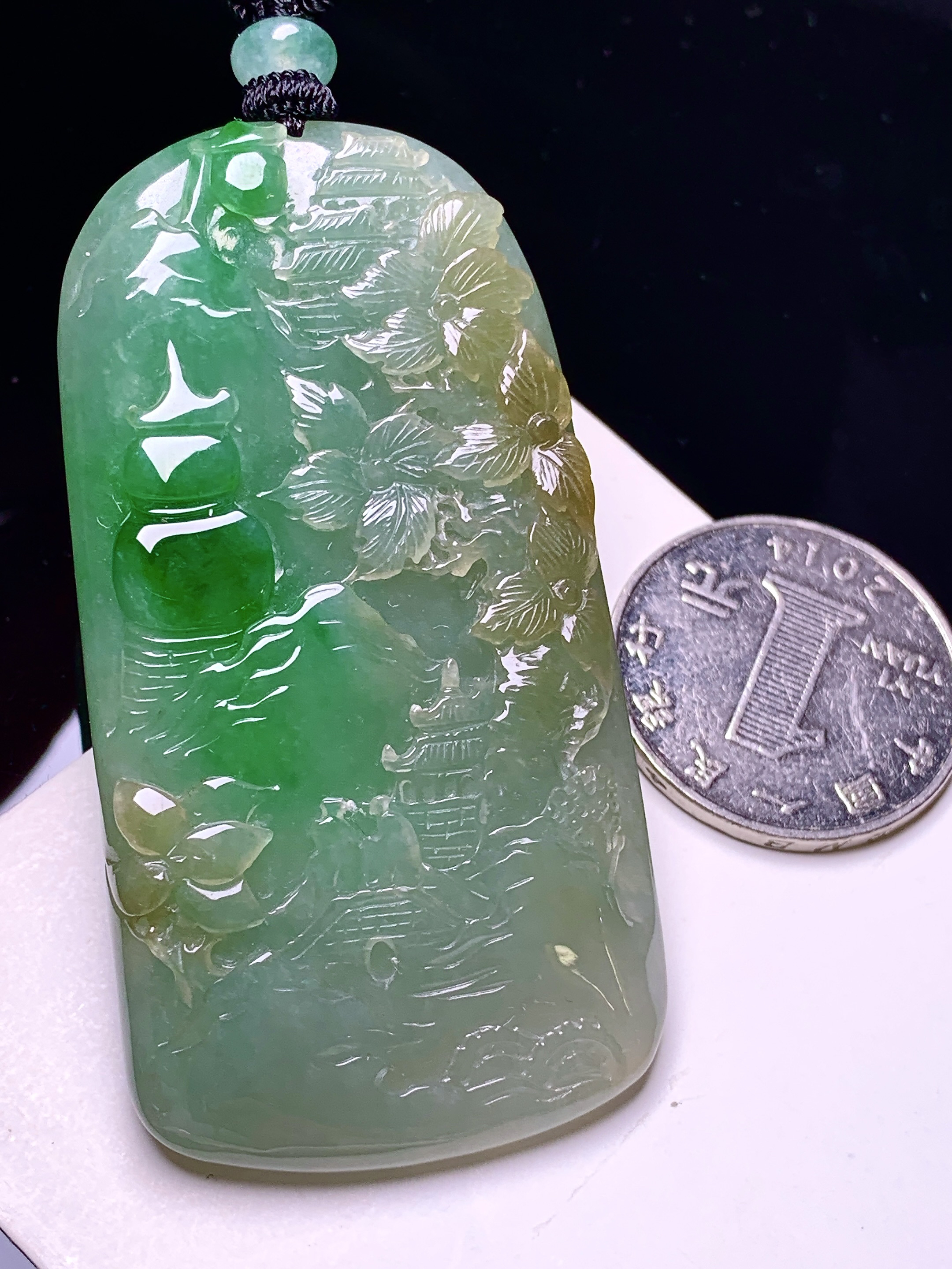 飘黄绿翡山水牌子吊坠 玉质细腻 色泽艳丽清新 整体尺寸63.2*32.8*6.3 L1