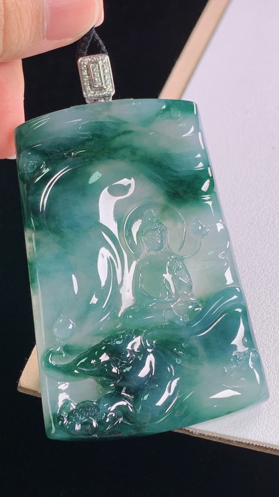 冰种飘花观音，18k金真钻，种老水润，花色灵动，胶感十足，无裂，尺寸:77.5-67.9-44.0-