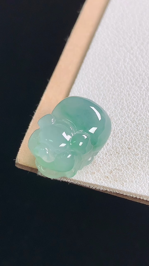 冰飘花小猪，无裂，尺寸:17.5-12.3-9.5mm