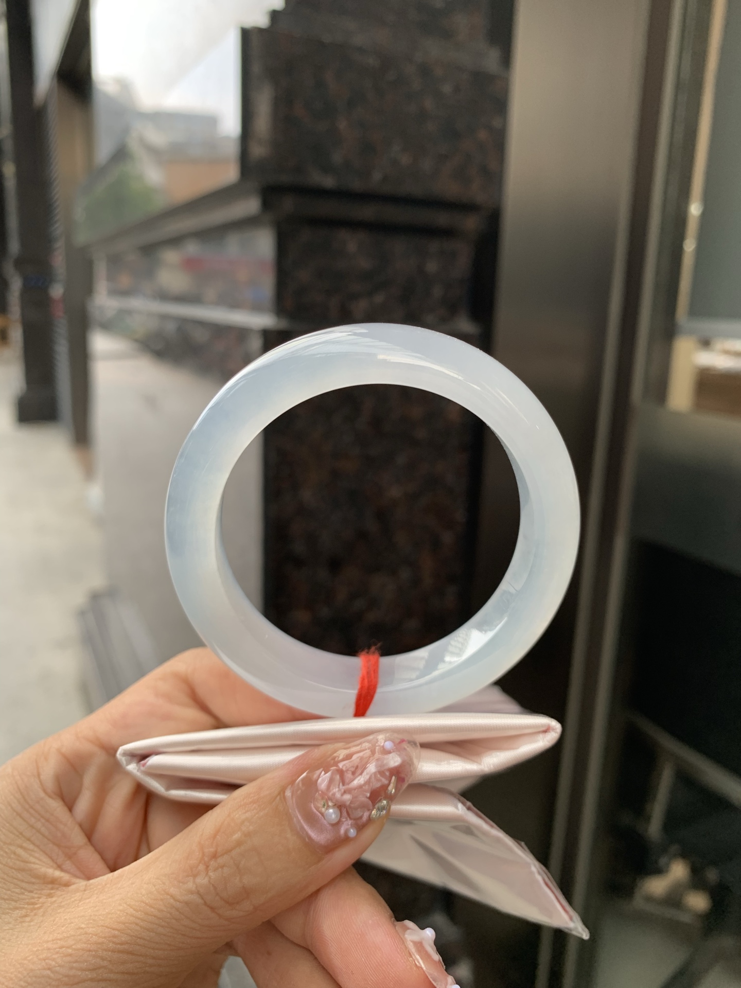 冰蓝正圈 55-8.7-12.2 0606-531-66 打灯棉根，底妆冰润细腻，千变万化的冰晴蓝底色，拥有海的颜色，却散发着星空的光芒，这是一只来自冰川蓝的清冷气质仙女镯。