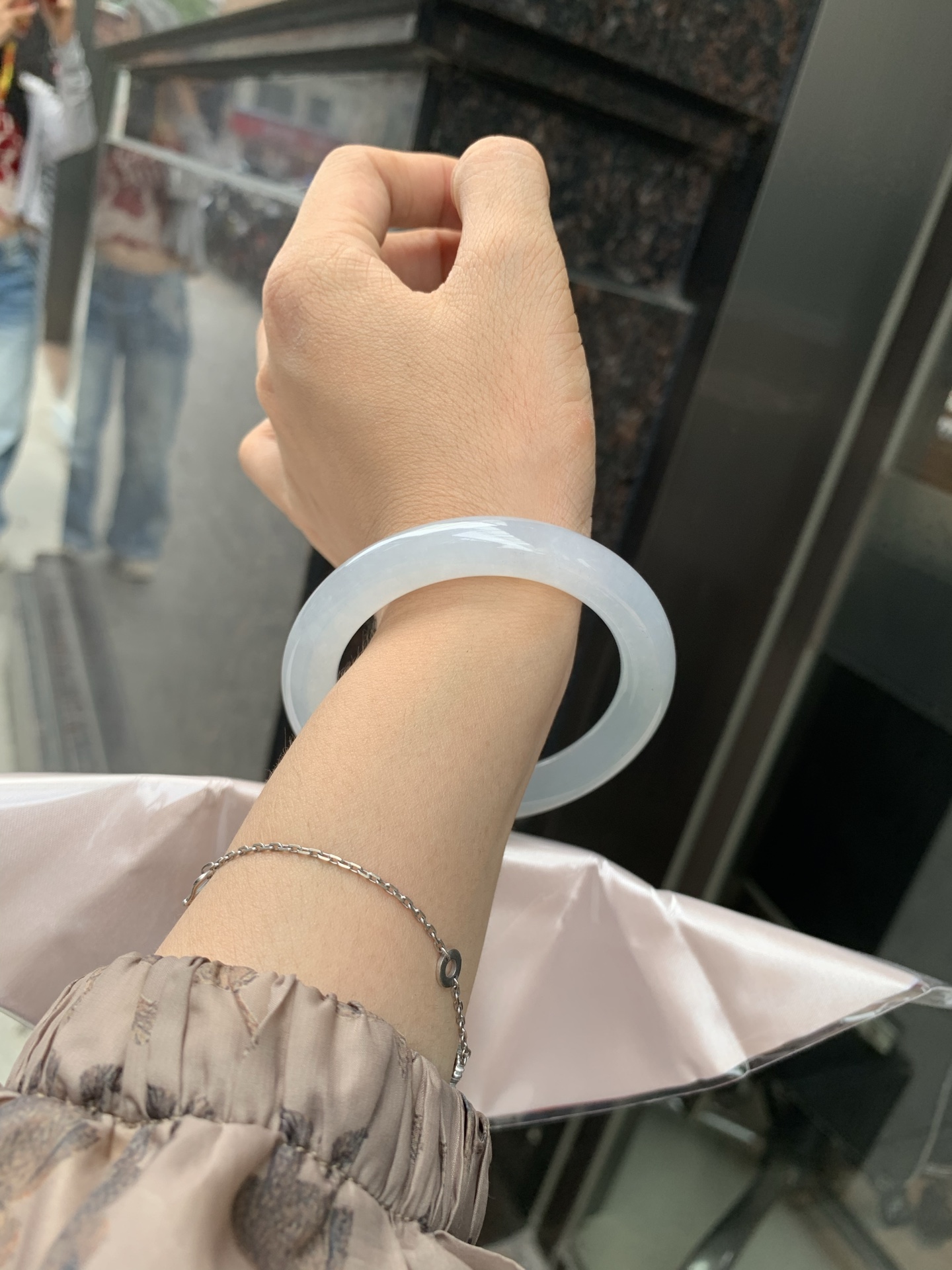 冰蓝美人条 53.2-9.6-9.3 0606-N910-2 打灯棉线，底妆冰润细腻，千变万化的冰晴蓝底色，拥有海的颜色，却散发着星空的光芒，这是一只来自冰川蓝的清冷气质仙女镯。