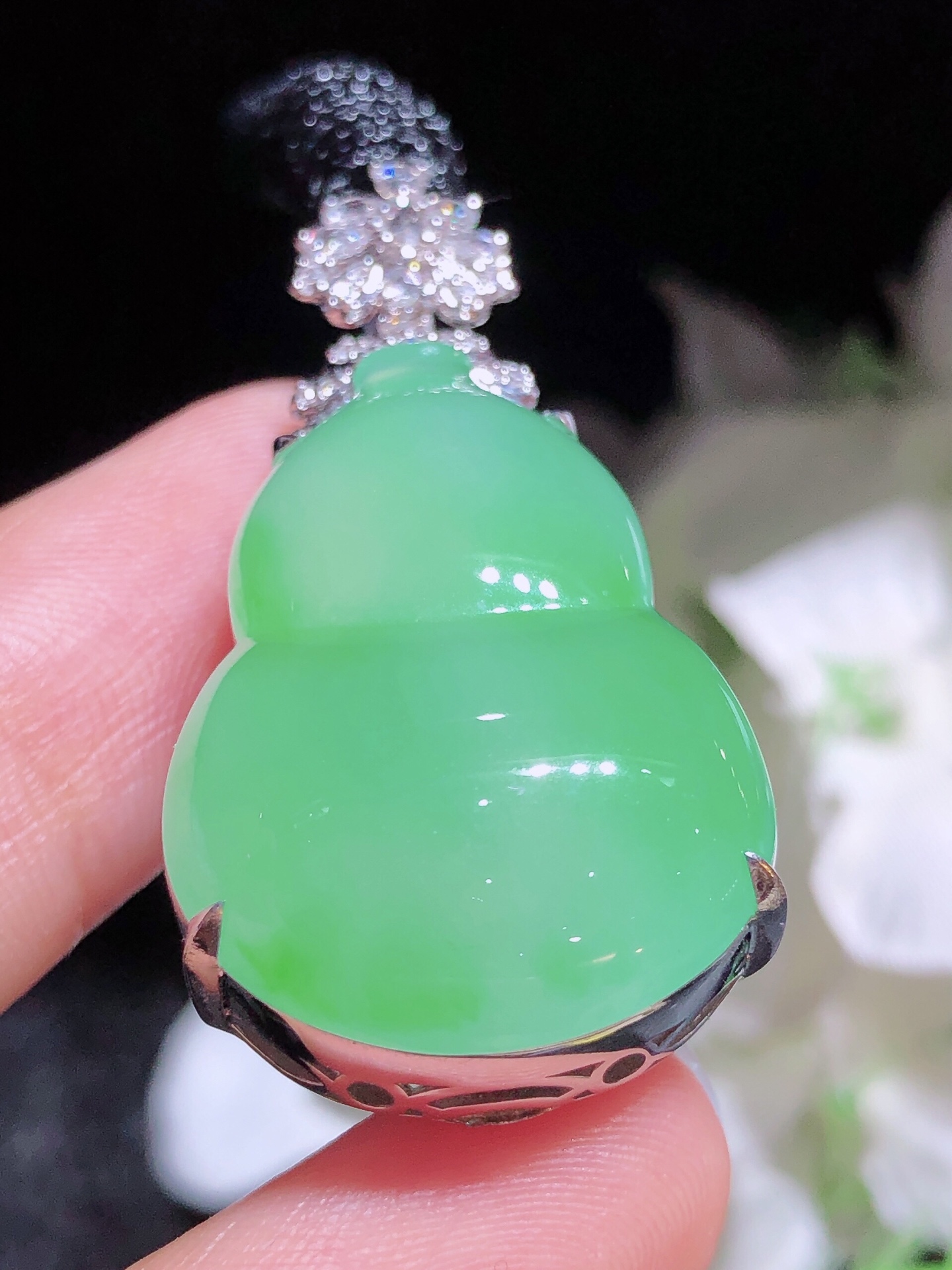 ️18K金镶 冰绿葫芦吊坠 无裂 水润色艳 品相饱满 配送银链苹果拍摄，实物更好看，29.3-20.5-6.6