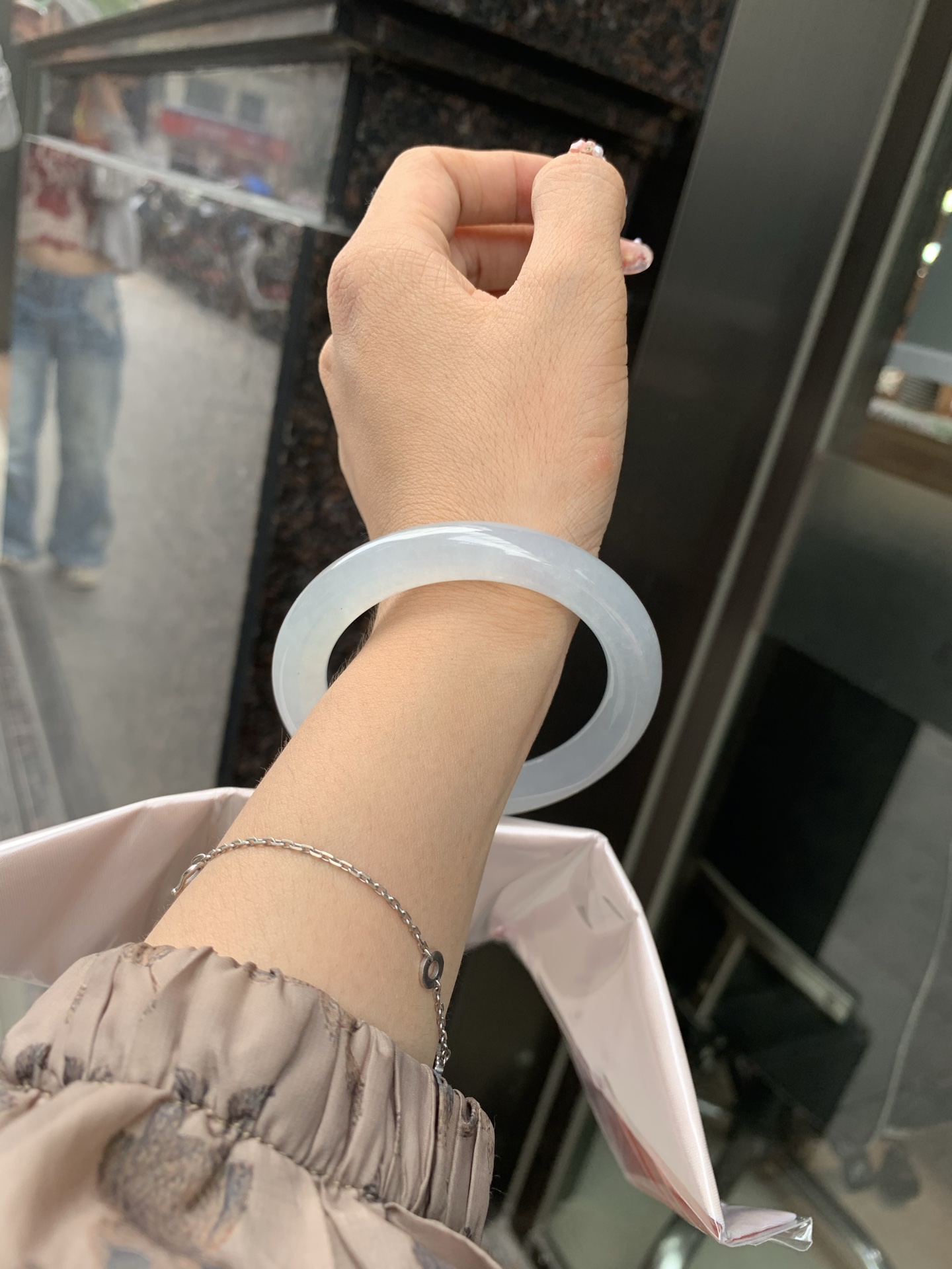 冰蓝美人条 53.2-9.6-9.3 0606-N910-2 打灯棉线，底妆冰润细腻，千变万化的冰晴蓝底色，拥有海的颜色，却散发着星空的光芒，这是一只来自冰川蓝的清冷气质仙女镯。