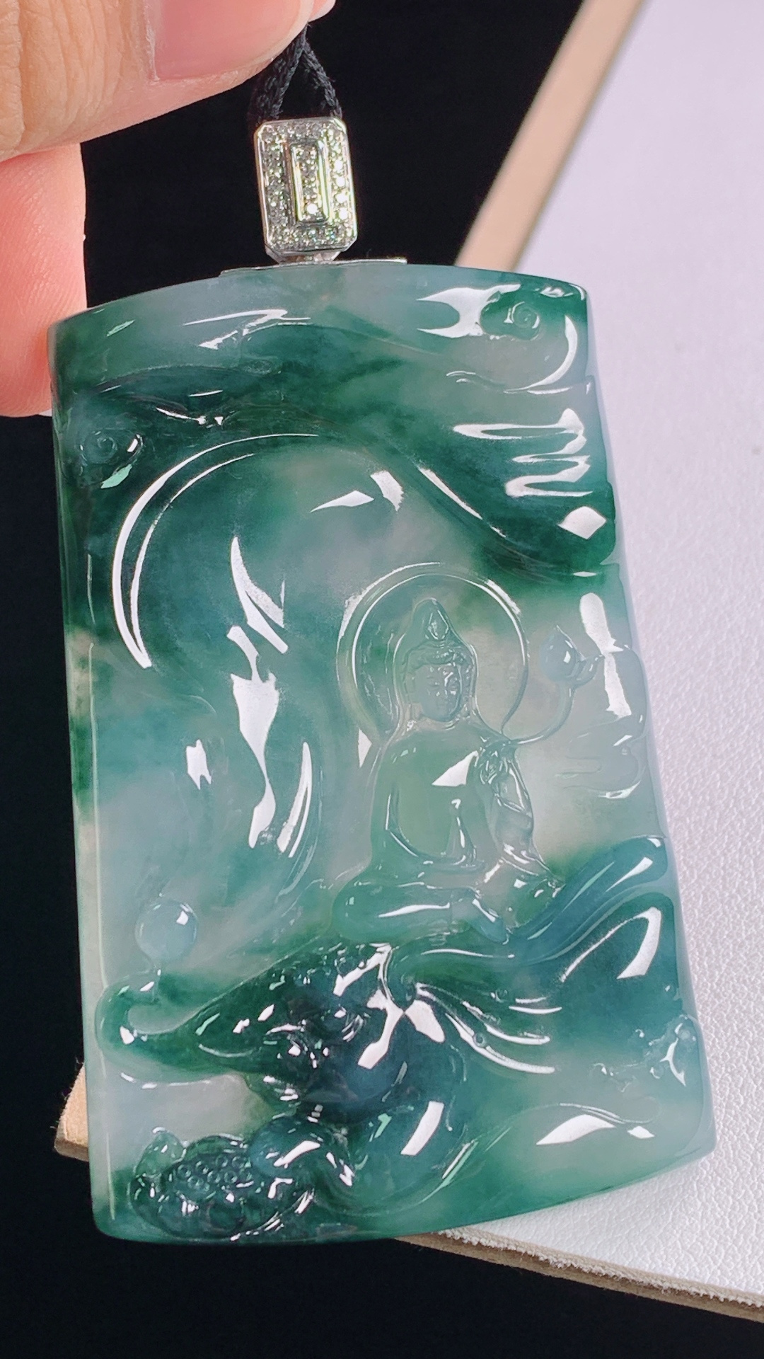 冰种飘花观音，18k金真钻，种老水润，花色灵动，胶感十足，无裂，尺寸:77.5-67.9-44.0-