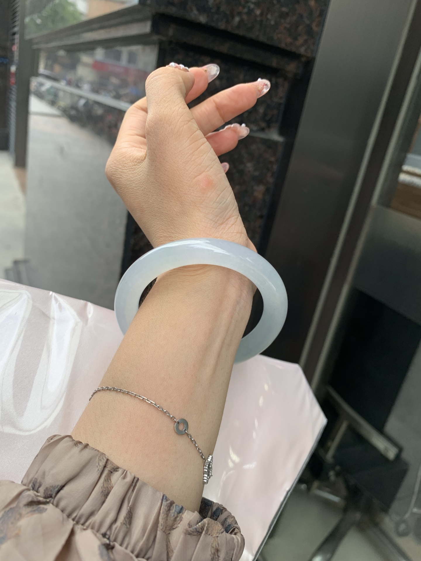 冰蓝美人条 53.3-9.8-9.3 0606-N910-1 打灯棉线，底妆冰润细腻，千变万化的冰晴蓝底色，拥有海的颜色，却散发着星空的光芒，这是一只来自冰川蓝的清冷气质仙女镯。