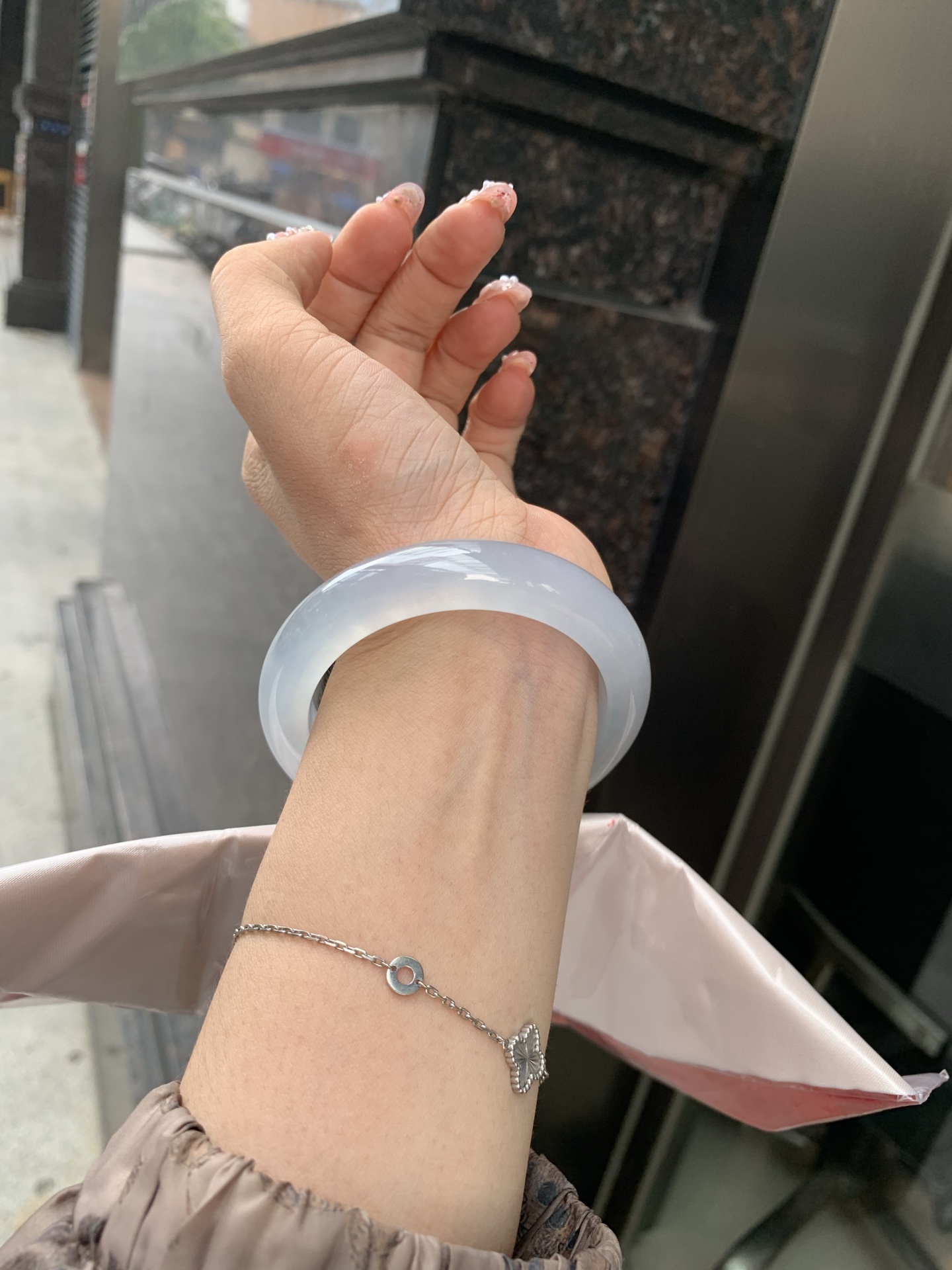冰蓝正圈 55-8.7-12.2 0606-531-66 打灯棉根，底妆冰润细腻，千变万化的冰晴蓝底色，拥有海的颜色，却散发着星空的光芒，这是一只来自冰川蓝的清冷气质仙女镯。