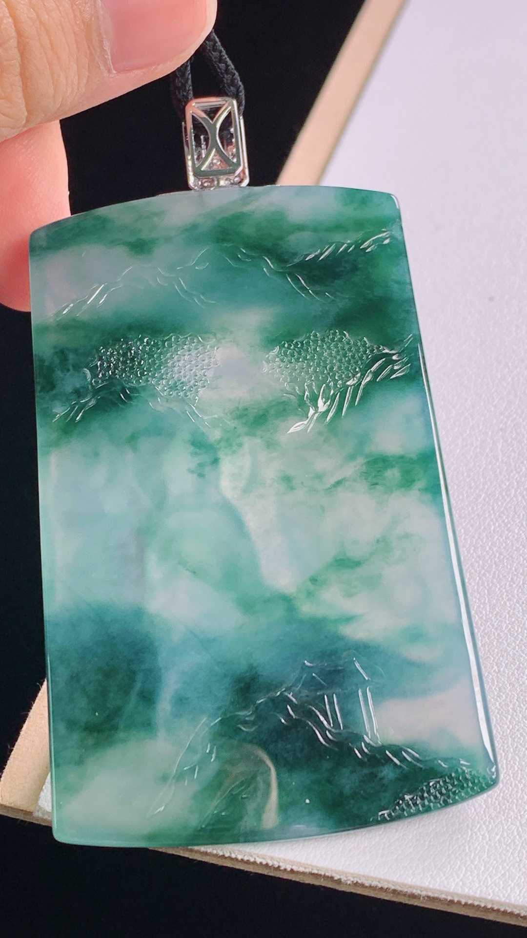 冰种飘花观音，18k金真钻，种老水润，花色灵动，胶感十足，无裂，尺寸:77.5-67.9-44.0-5.7mm