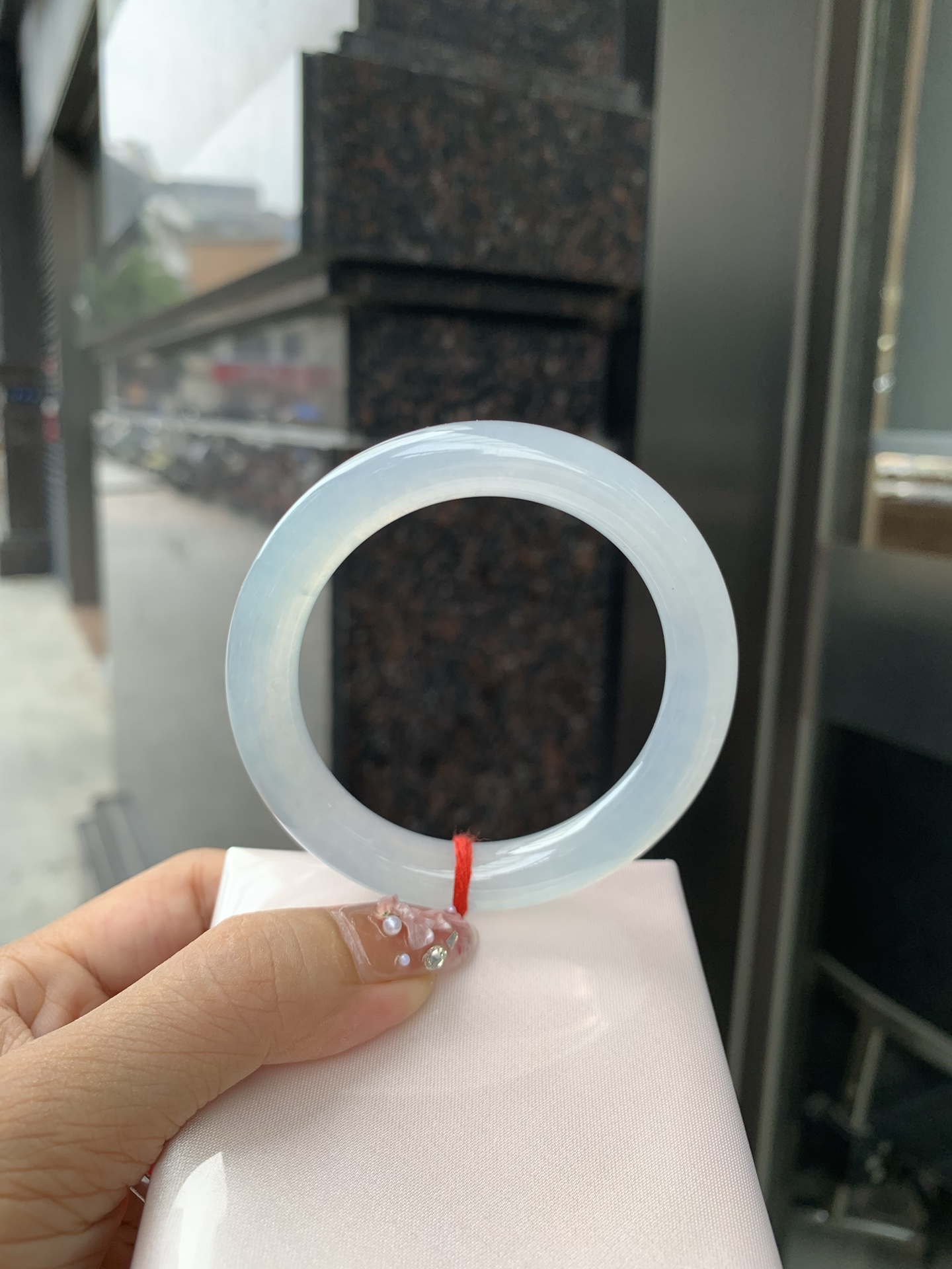 冰蓝美人条 53.2-9.6-9.3 0606-N910-2 打灯棉线，底妆冰润细腻，千变万化的冰晴蓝底色，拥有海的颜色，却散发着星空的光芒，这是一只来自冰川蓝的清冷气质仙女镯。