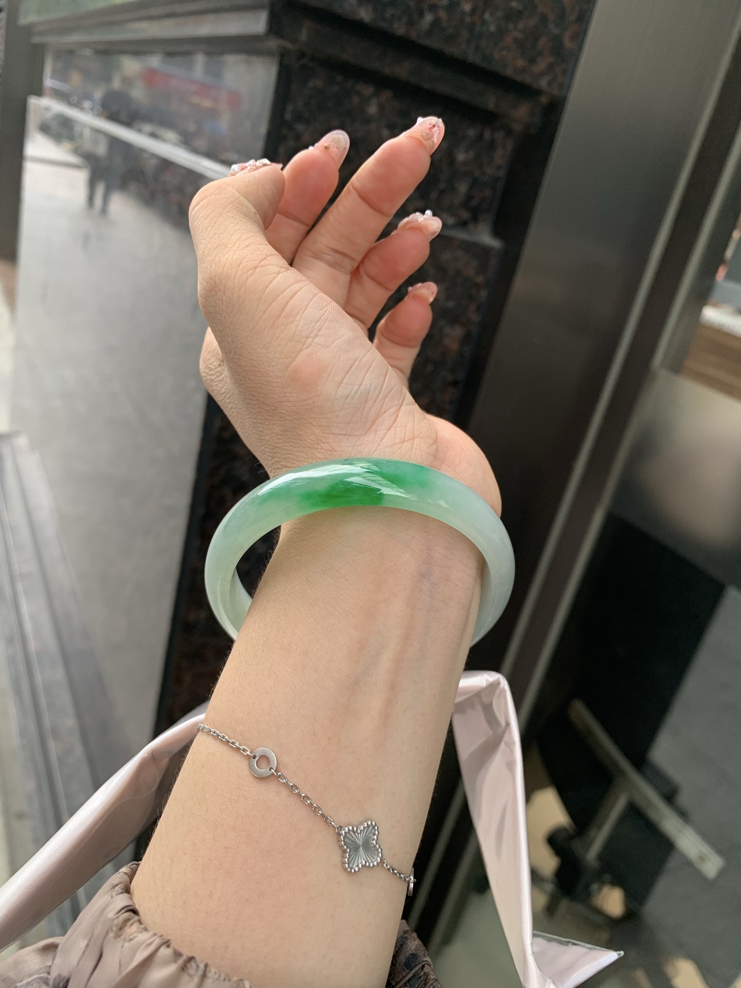 辣绿花正圈 58.3-6.2-12 0606-4A127-2 无裂，底妆水润，一抹辣绿花点缀，镯色生香，腕间之美，水润中透着灵气，仙气缭绕，温婉可人，举手投足间皆是美好