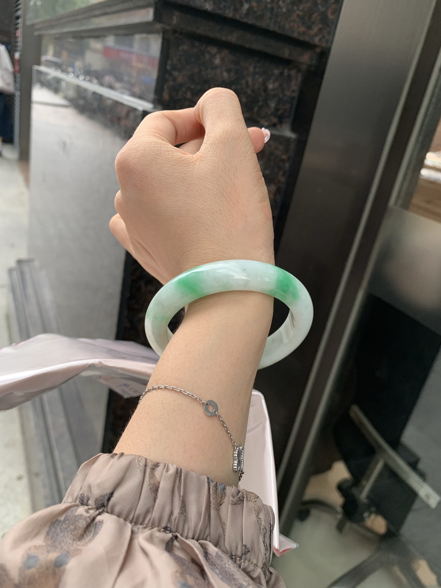白底青正圈 55.2-8.4-12.5 0606-N909 打灯细纹，底妆水润，绿花点缀，镯色生香，腕间之美，水润中透着灵气，仙气缭绕，温婉可人，举手投足间皆是美好