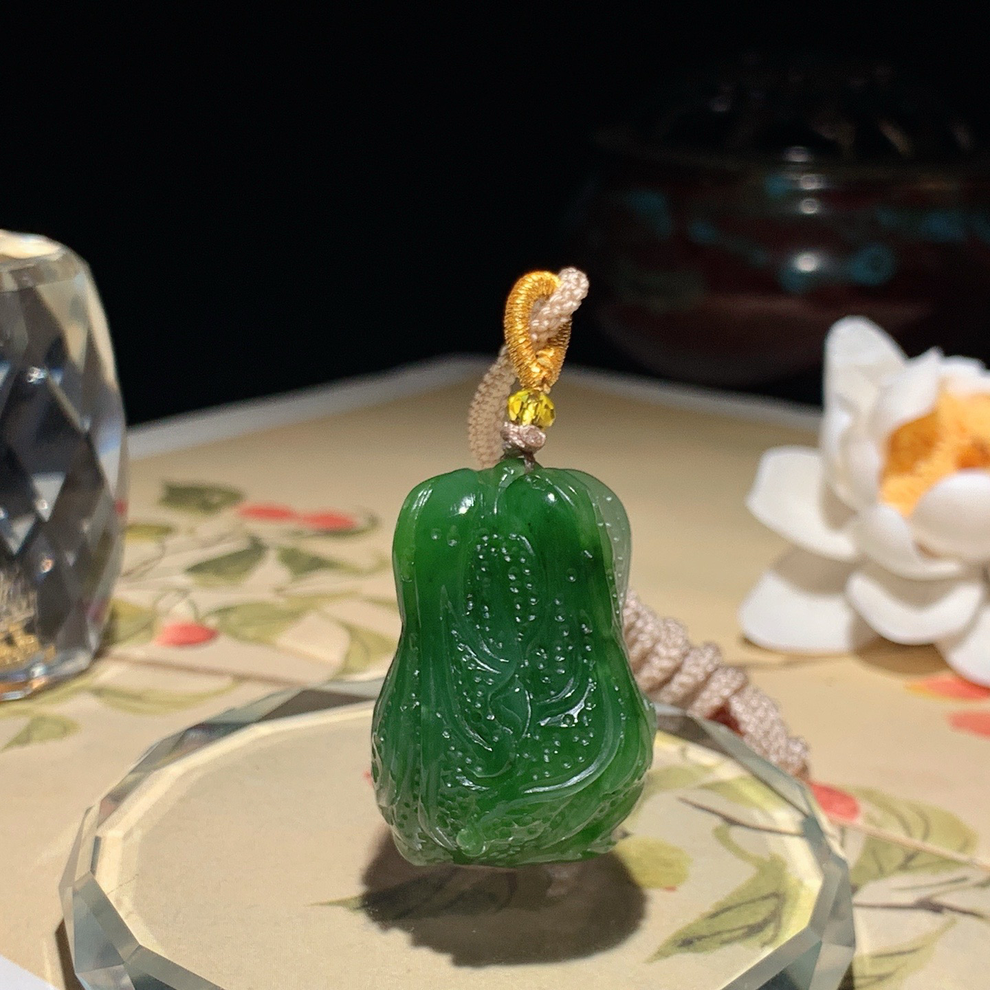 和田玉阳绿俄罗斯碧玉遇百菜百菜挂件！尺寸32/23/18重25克 玉质细腻油润 底色纯净 脂粉好，品质好。lt260605
