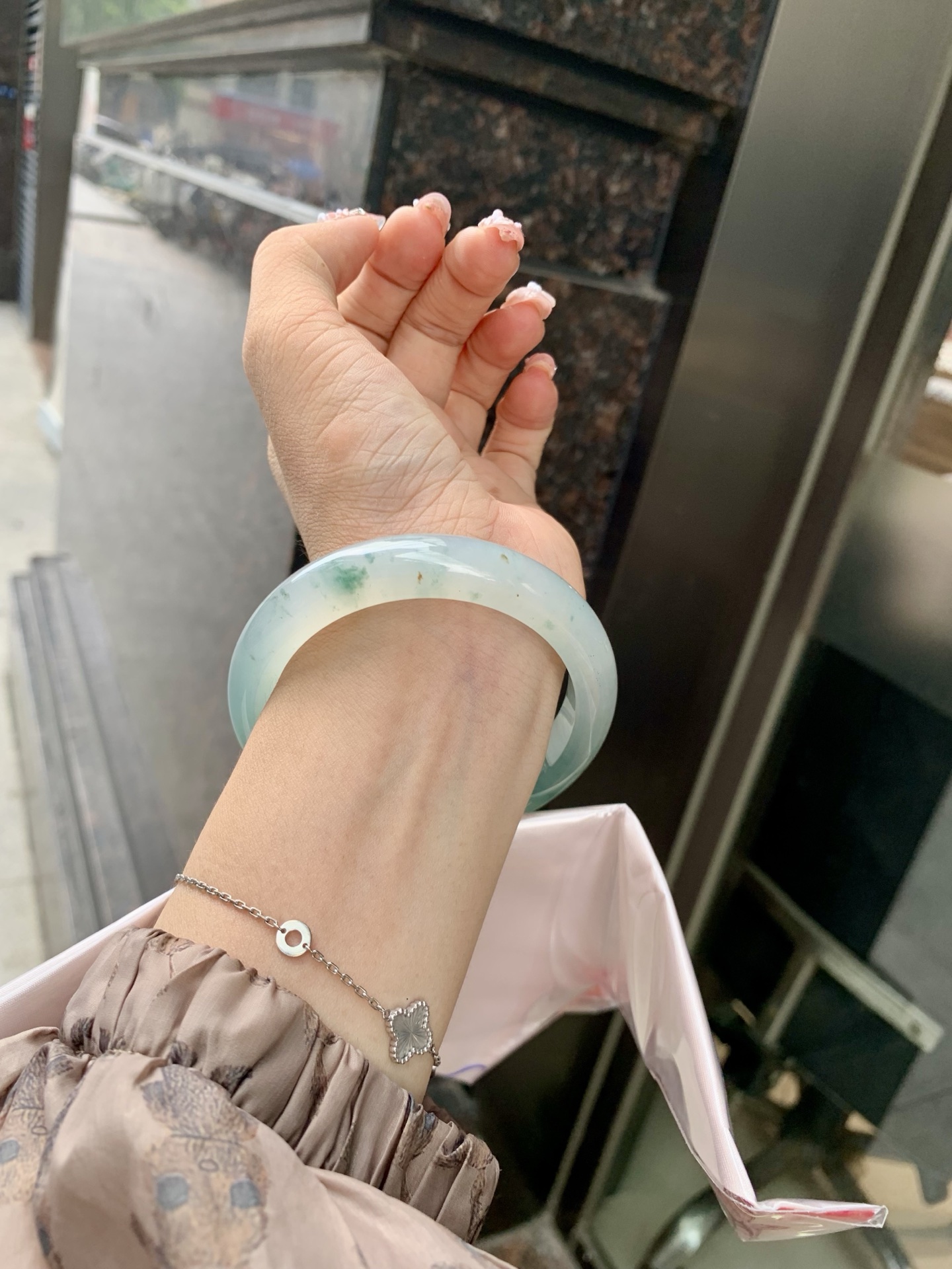蓝底冰飘花正圈 56.7-8.4-11.7 0606-SJ-112-3 打灯细纹，底妆冰润，蓝底飘花，半山半水，独特且直观的美，它的冰透细腻质地，成就了两种风格融合下最原始神秘气质～
