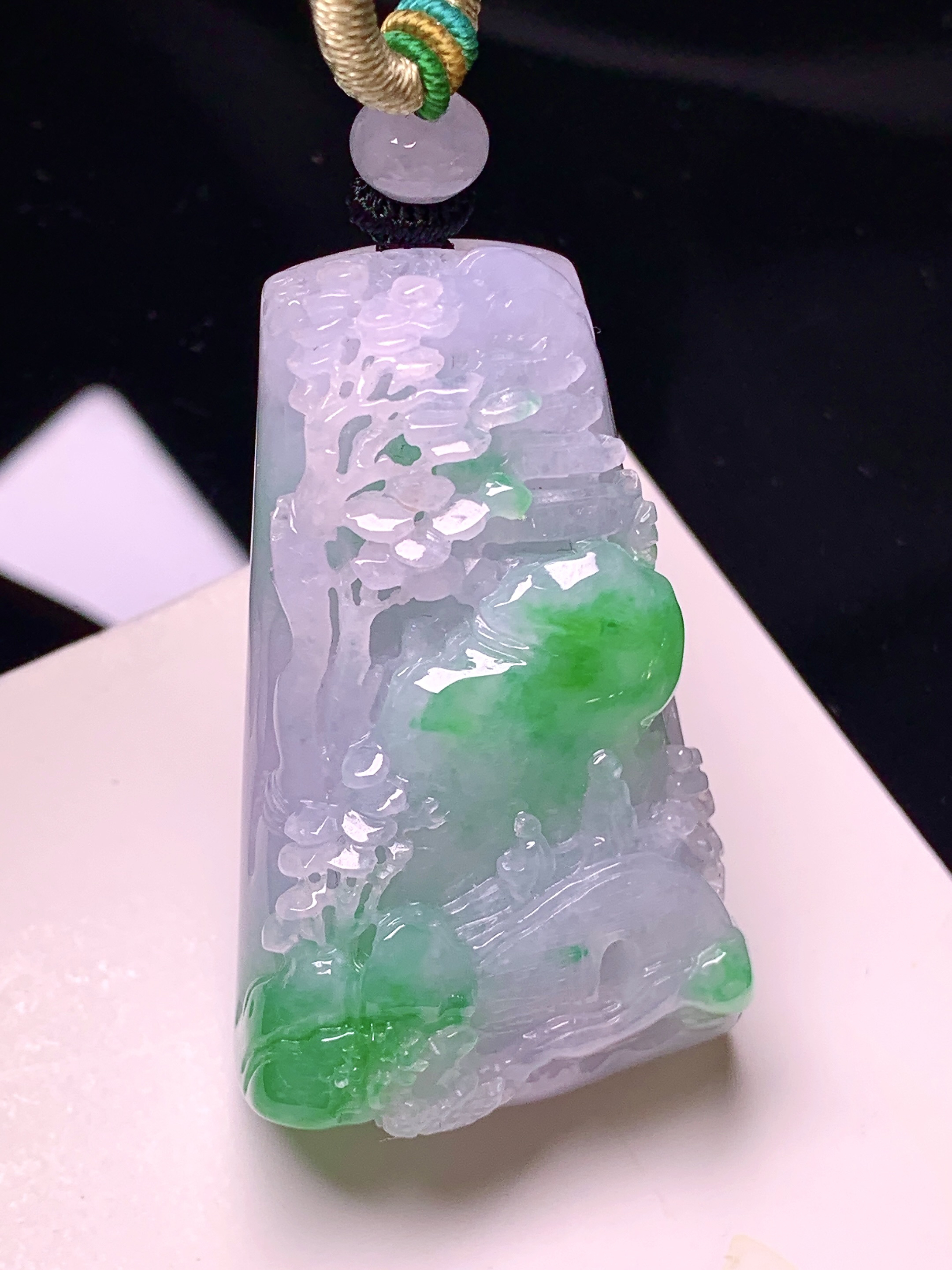 飘绿山水牌子吊坠 玉质细腻 色泽艳丽清新 整体尺寸44.8*27.8*11.6 w1