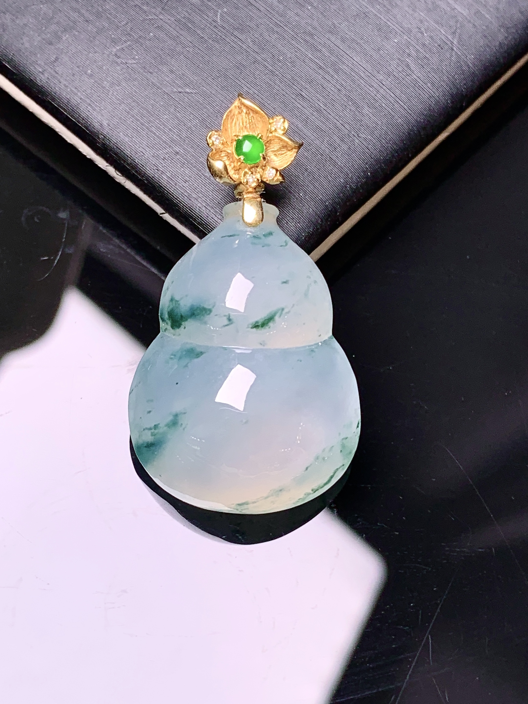 18k金镶嵌飘绿葫芦吊坠 玉质细腻 色泽艳丽清新 整体尺寸32.5*17.8*8.5 2x