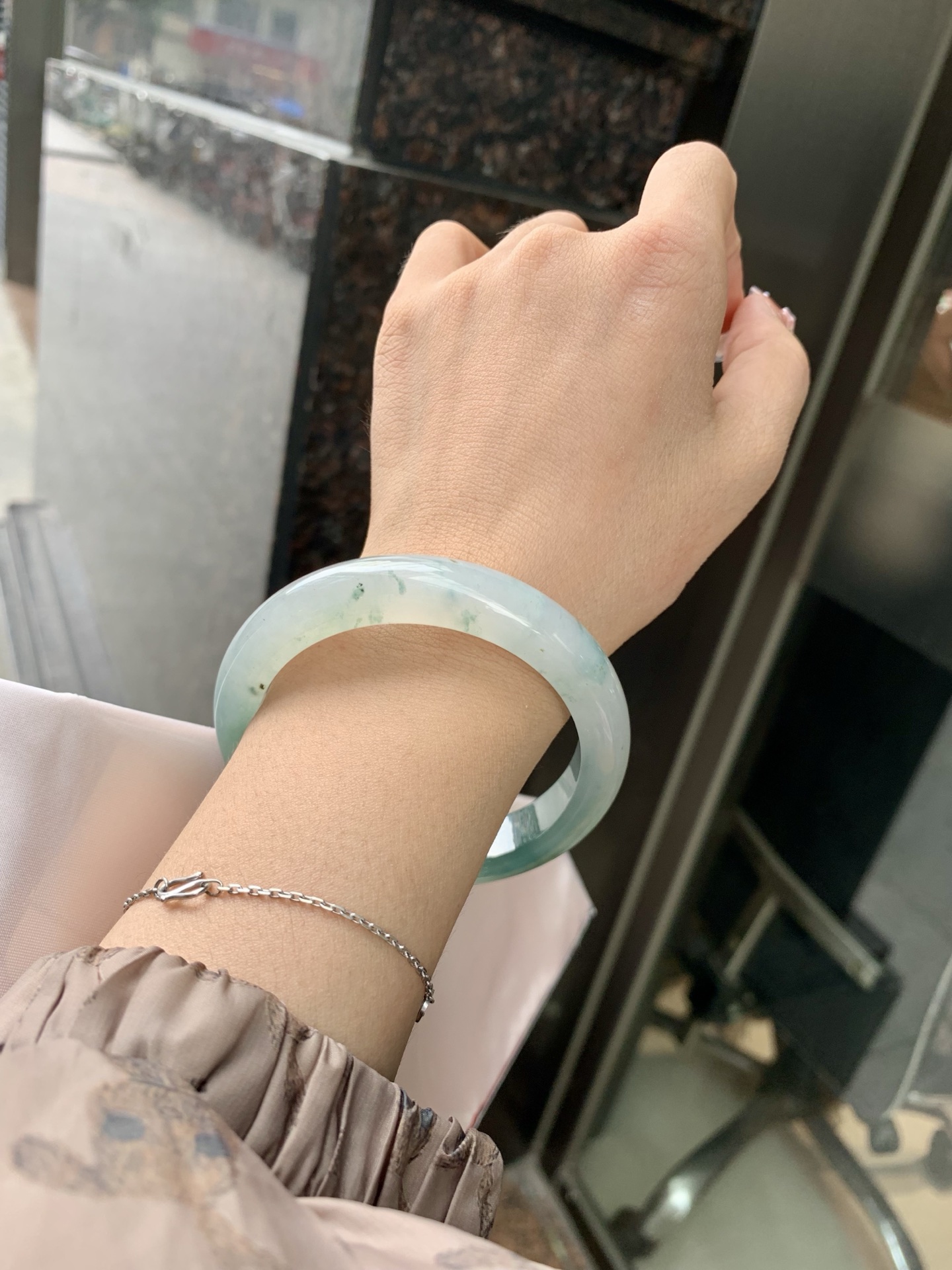 蓝底冰飘花正圈 56.7-8.4-11.7 0606-SJ-112-3 打灯细纹，底妆冰润，蓝底飘花，半山半水，独特且直观的美，它的冰透细腻质地，成就了两种风格融合下最原始神秘气质～