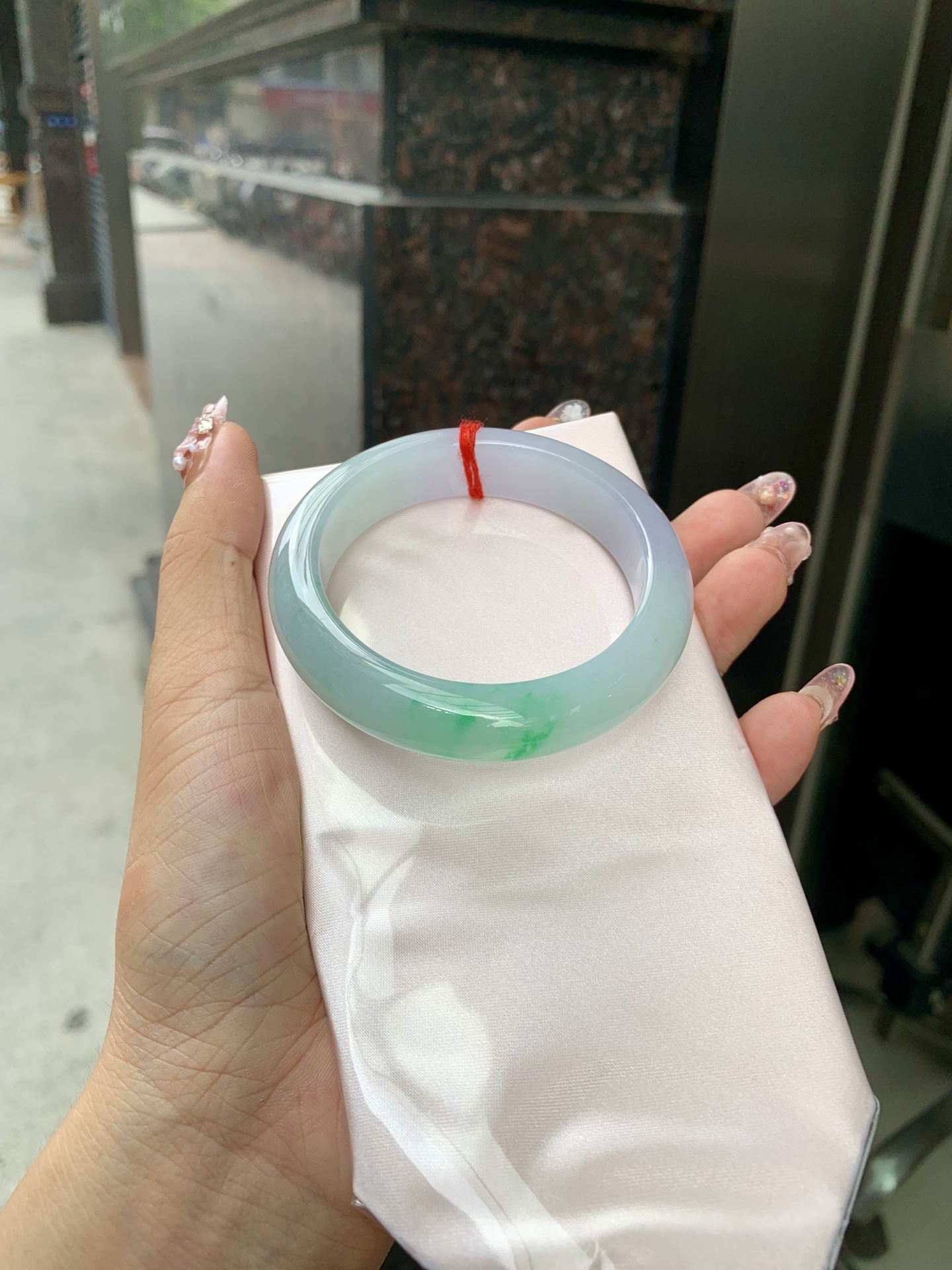 春彩正圈 52-8.3-13 0606-268-44 打灯棉线，一抹阳绿花碰上梦幻般的春，像是融化了的春天，所有的美好交织在一起，让人心生宁静而淡淡的欢喜。