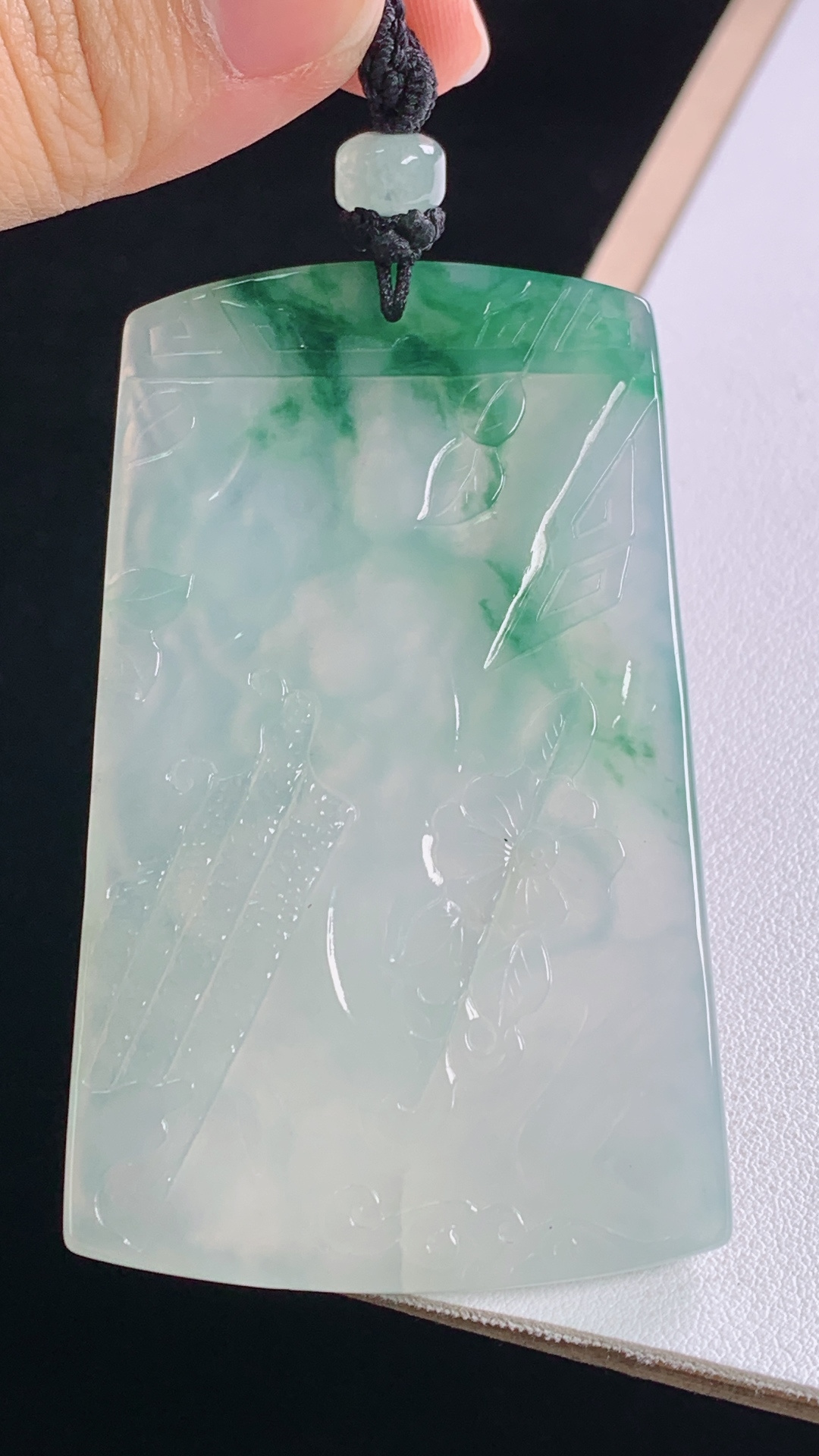 冰飘花虚空藏菩萨 花色灵动，清透细腻，无裂 尺寸:70.4-44.3-5.4mm