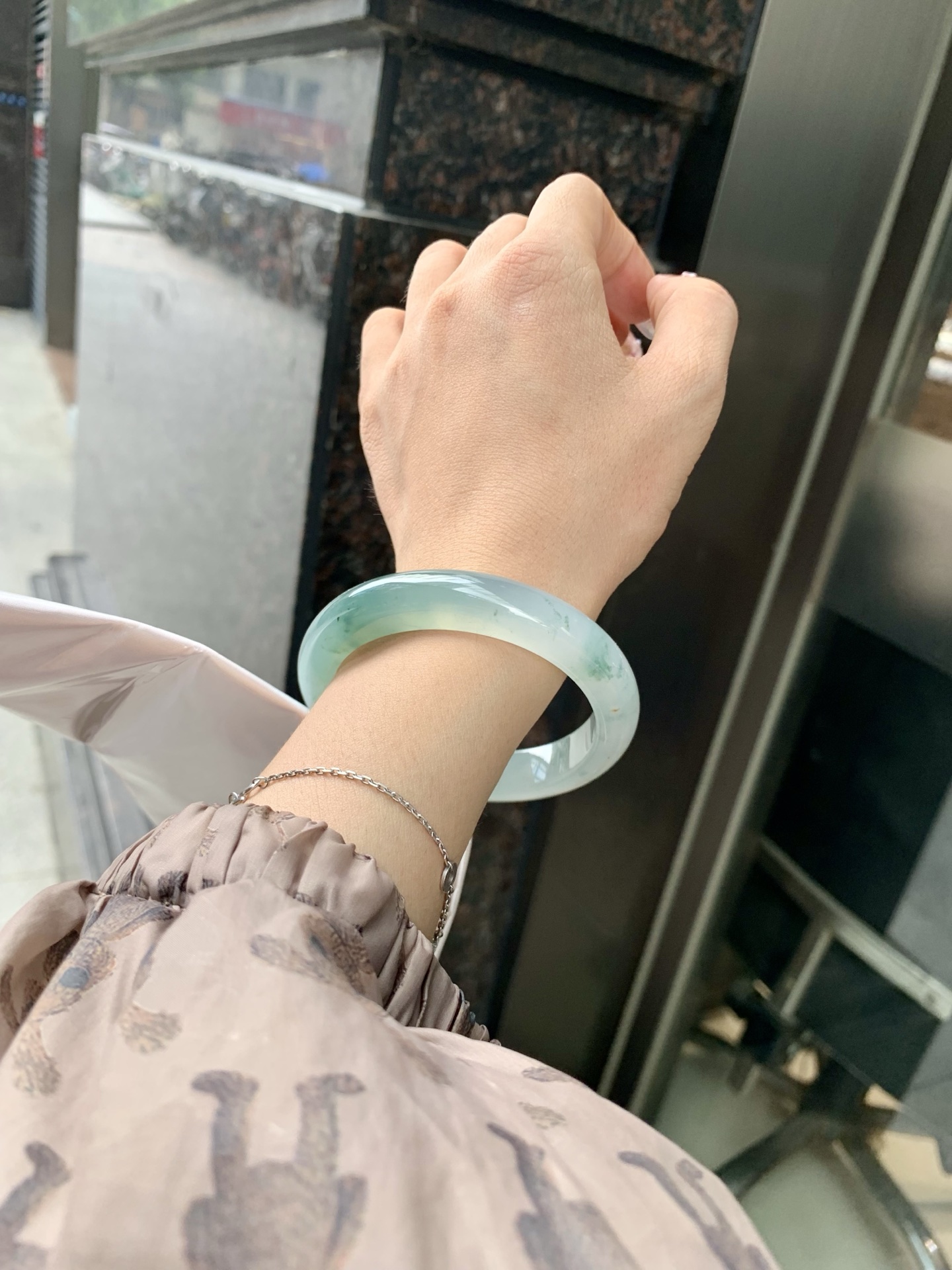 蓝底冰飘花正圈 56.7-8.4-11.7 0606-SJ-112-3 打灯细纹，底妆冰润，蓝底飘花，半山半水，独特且直观的美，它的冰透细腻质地，成就了两种风格融合下最原始神秘气质～